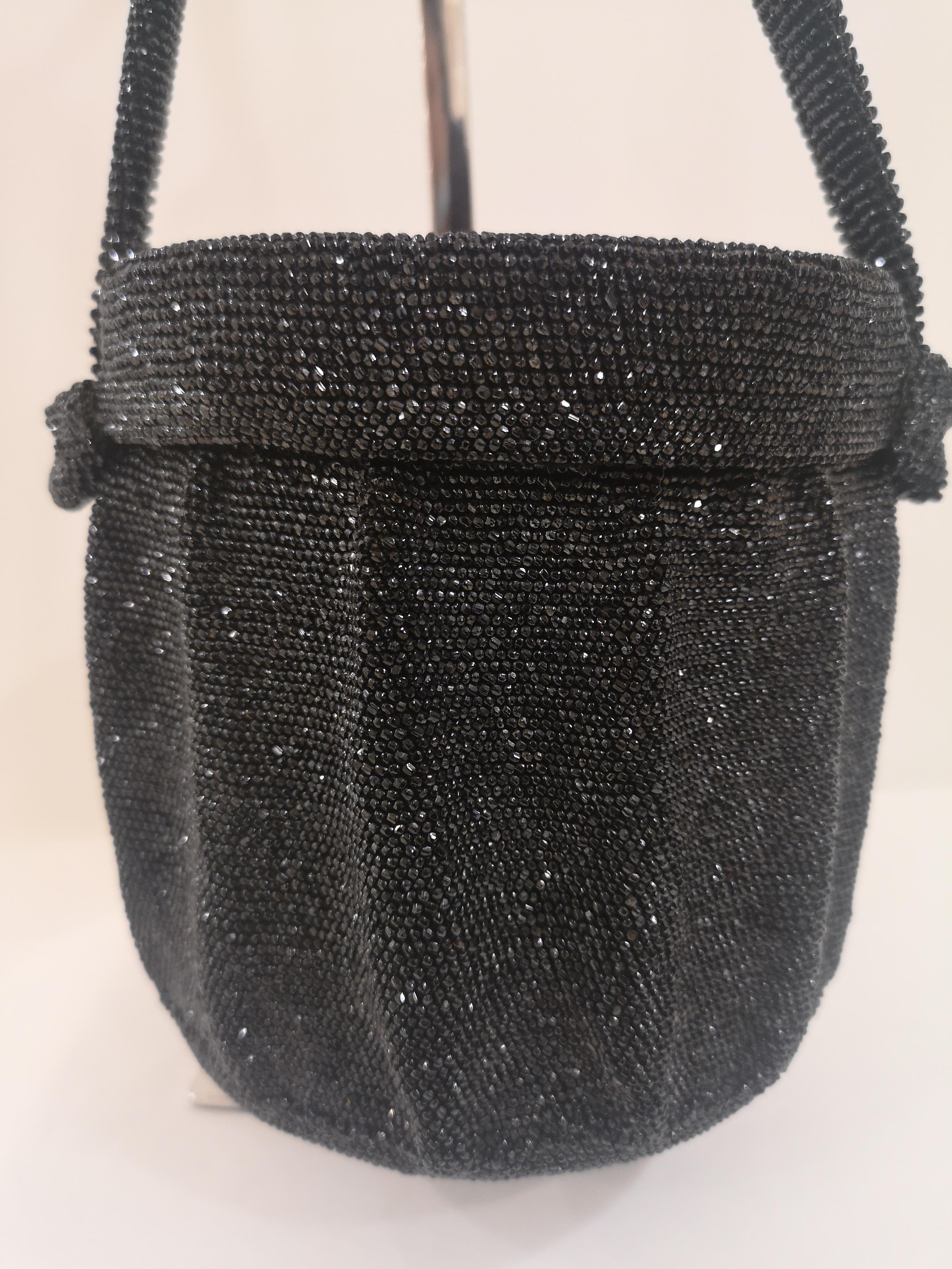 1980s Black beads satchel
really vintage satchel totally made in italy with black beads
mesurements: 14 cm * 15 cm diameter