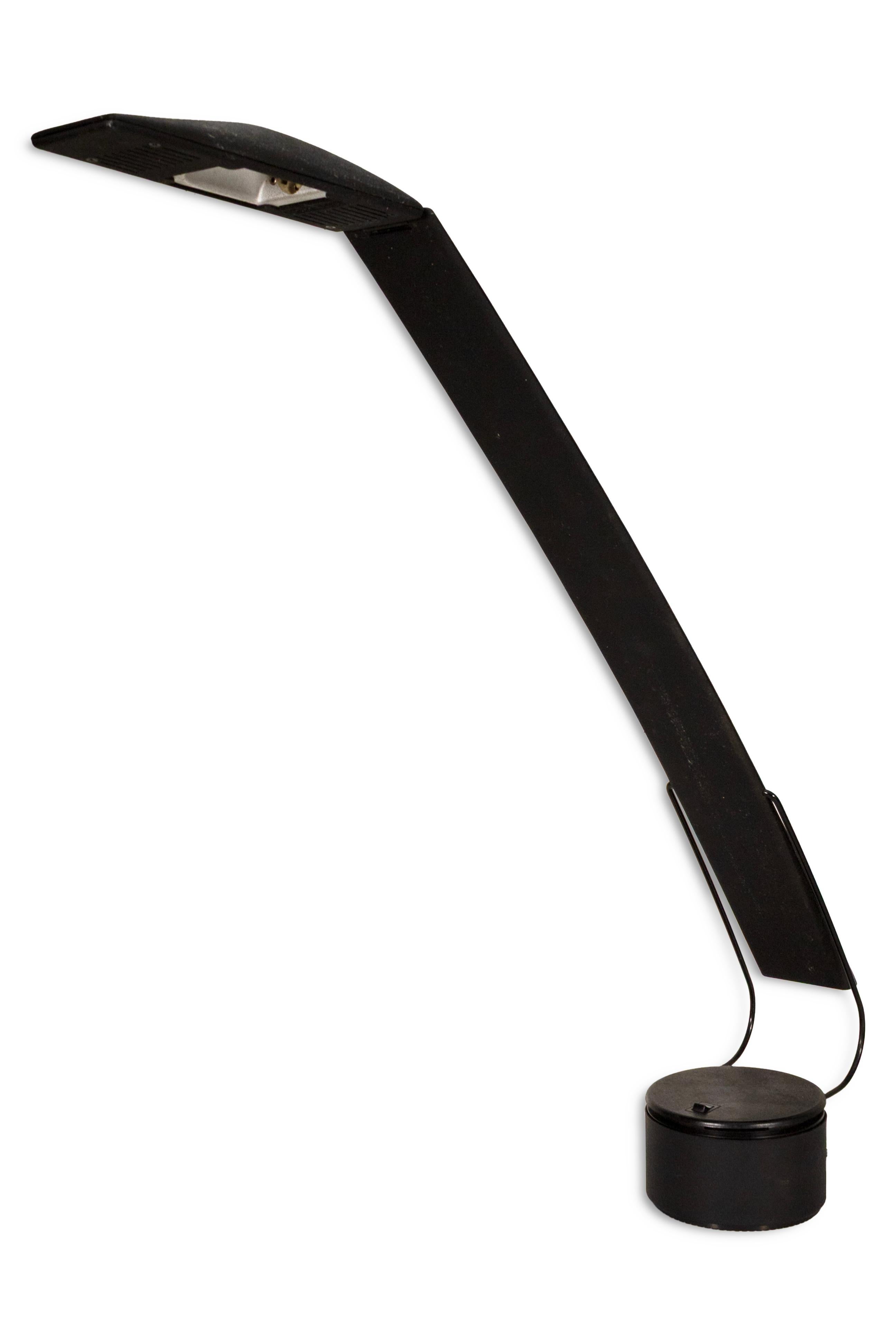 Schwarze Tauben-Arbeitsleuchte, entworfen von Mario Barbaglio und Maro Columbo für die PAF-Studios. Diese Lampe eignet sich aufgrund ihrer niedrigen und hohen Helligkeitsstufen, des verstellbaren Halses und der Schwenkfunktion perfekt für die Arbeit