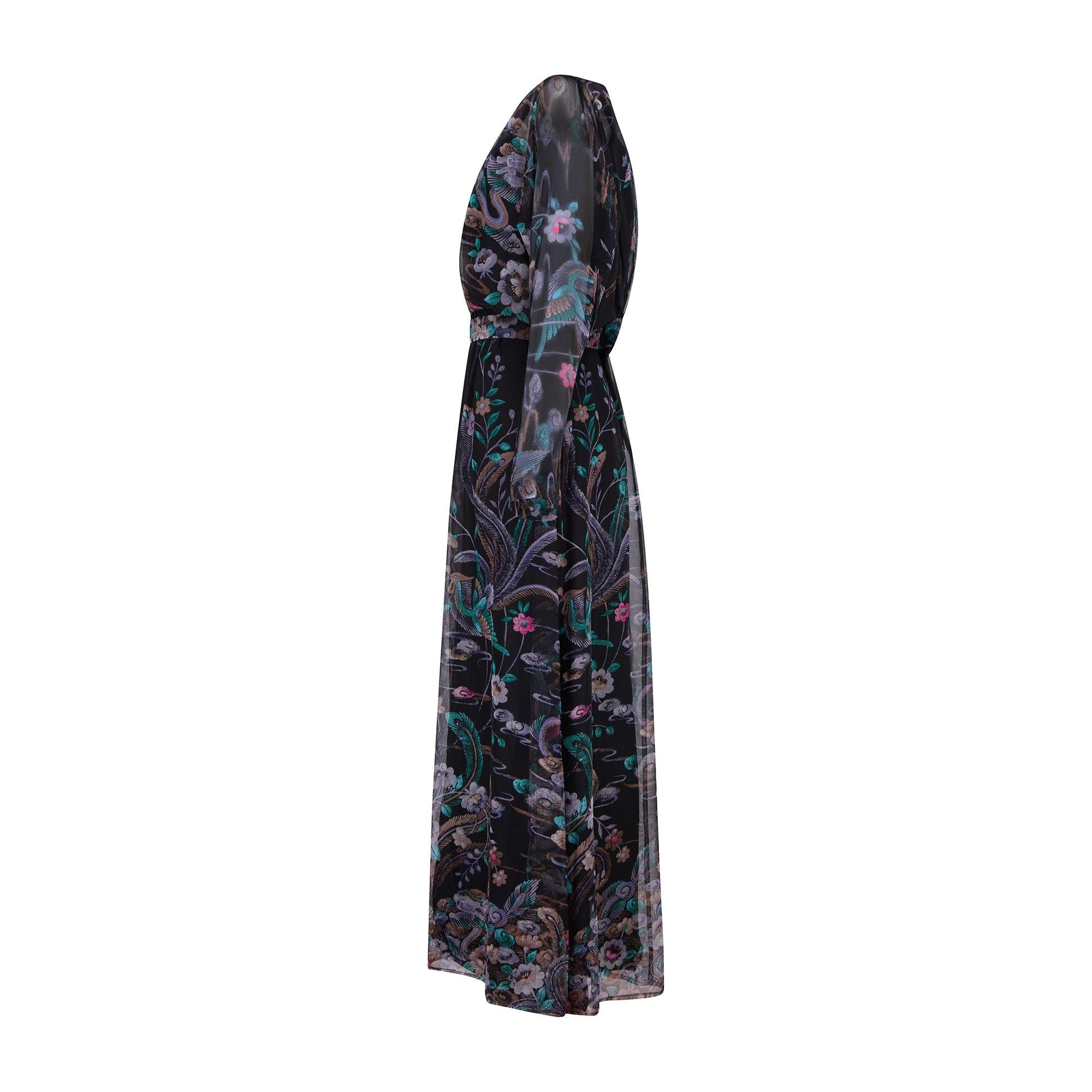 Dieses romantische Kleid aus den späten 1970er- bis frühen 1980er-Jahren ist knöchellang und hat eine klassische, schmeichelhafte Silhouette mit tailliertem Ausschnitt, Rundhalsausschnitt und langen Ärmeln. Der durchsichtige Georgette-Stoff ist mit