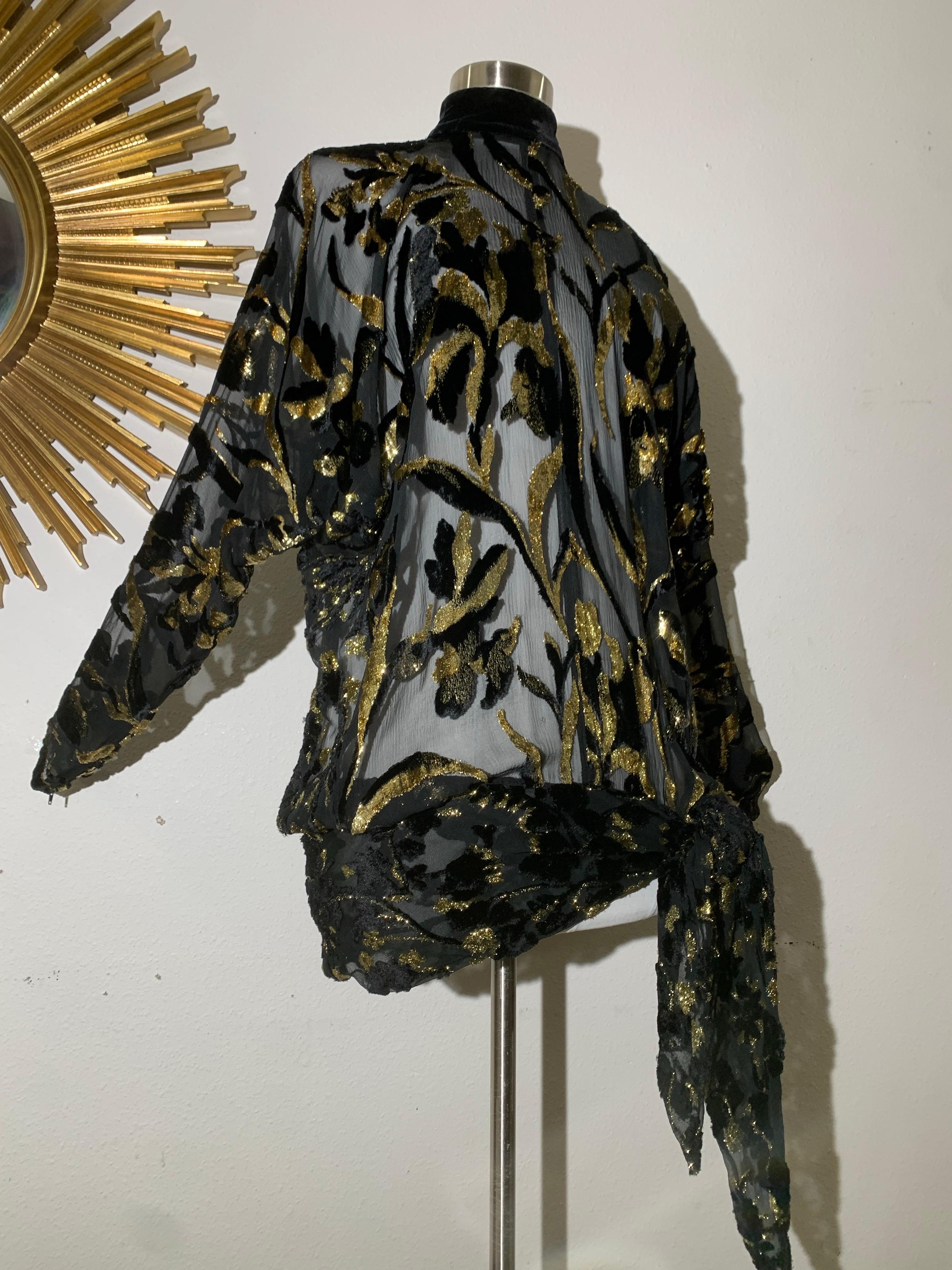 Top in velluto Devore con maniche lunghe e fusciacca in lurex nero e oro di ispirazione Art-Decò degli anni '80 realizzato su misura:  Deliziosamente decadente, questa blusa trasparente con maniche stile dolman, vita a goccia e collo alto presenta