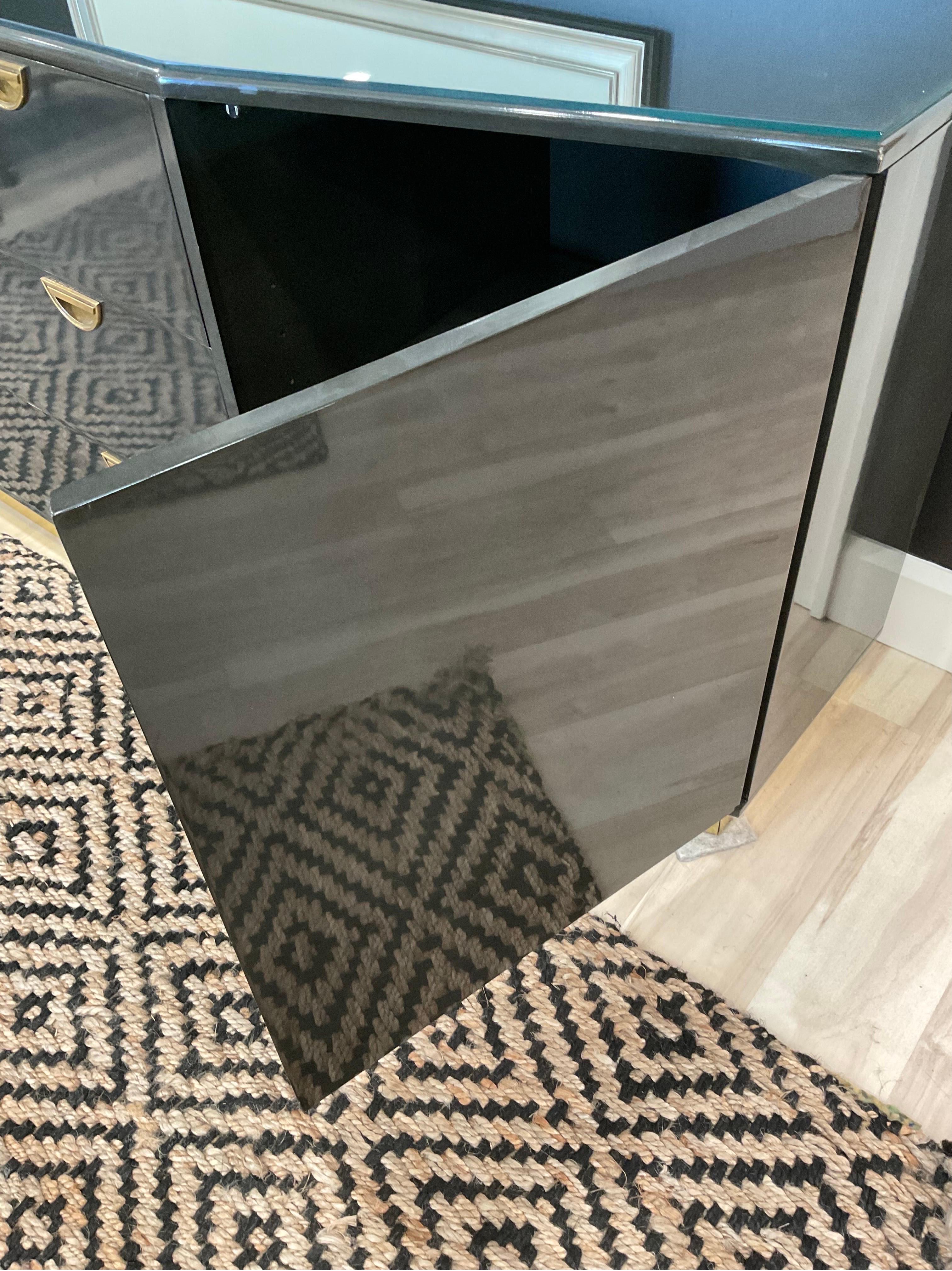 Credenza de laca negra de los años 80 de John Widdicomb en venta 4