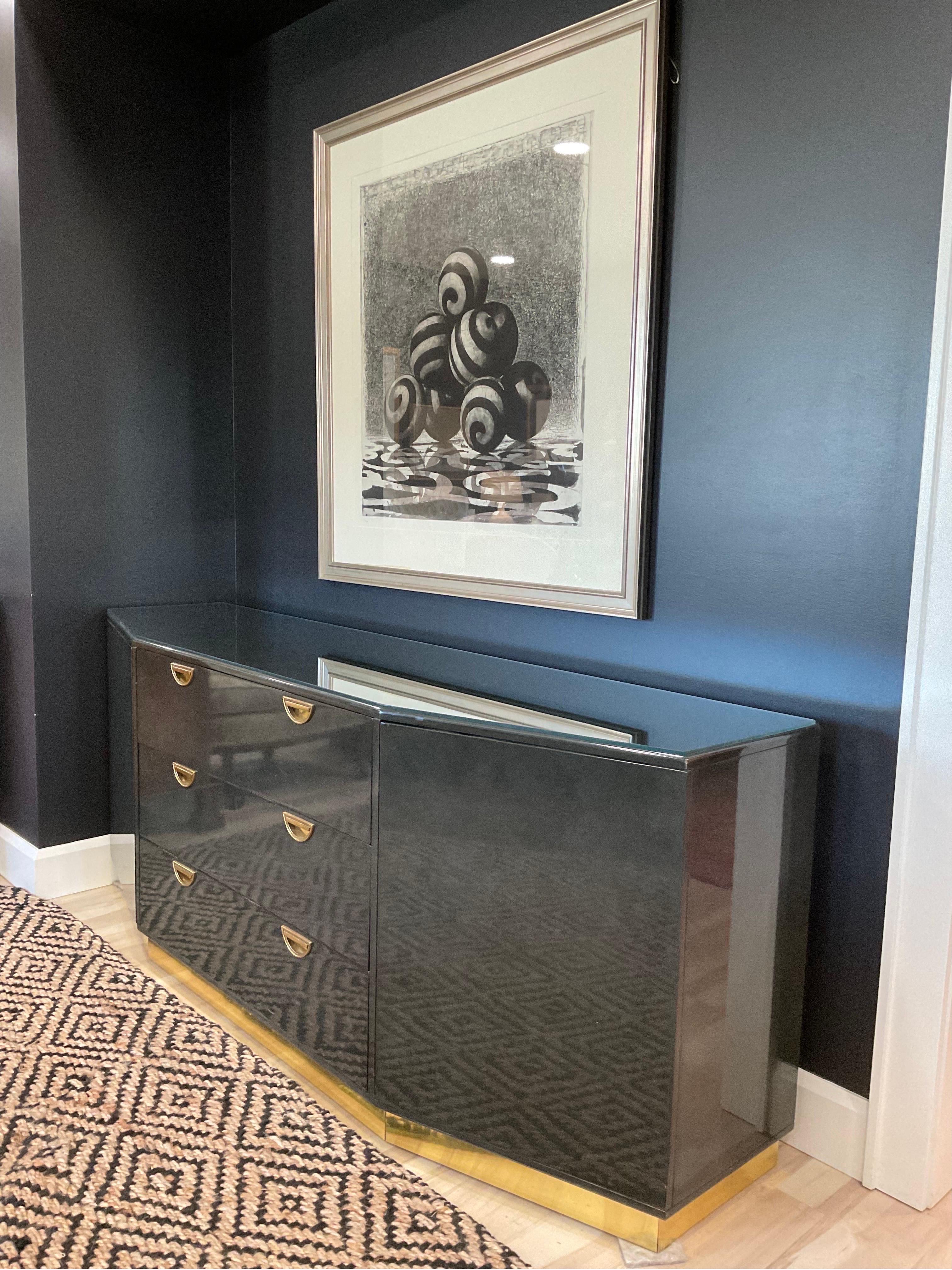 Credenza de laca negra de los años 80 de John Widdicomb Moderno en venta