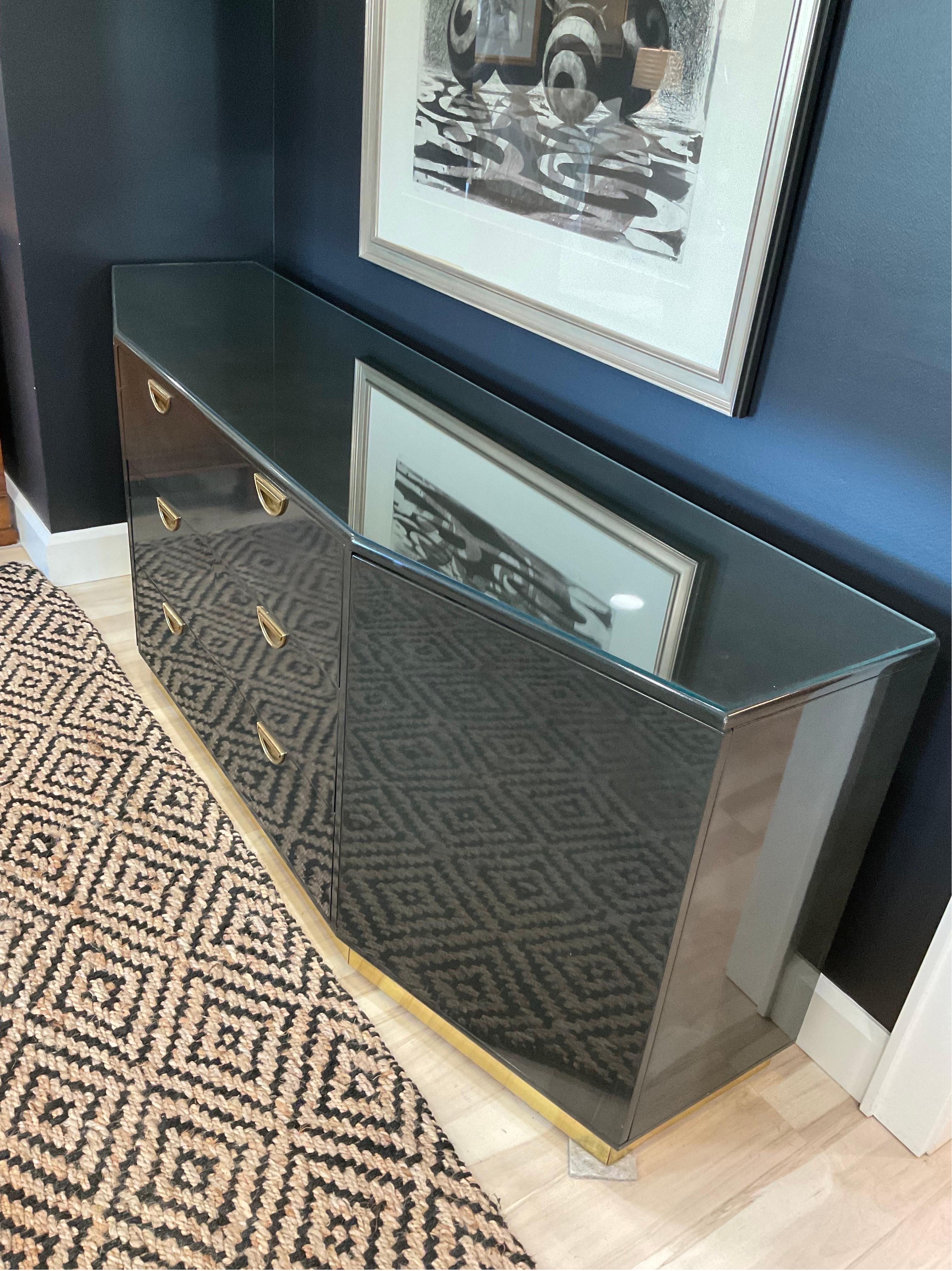 Credenza de laca negra de los años 80 de John Widdicomb finales del siglo XX en venta
