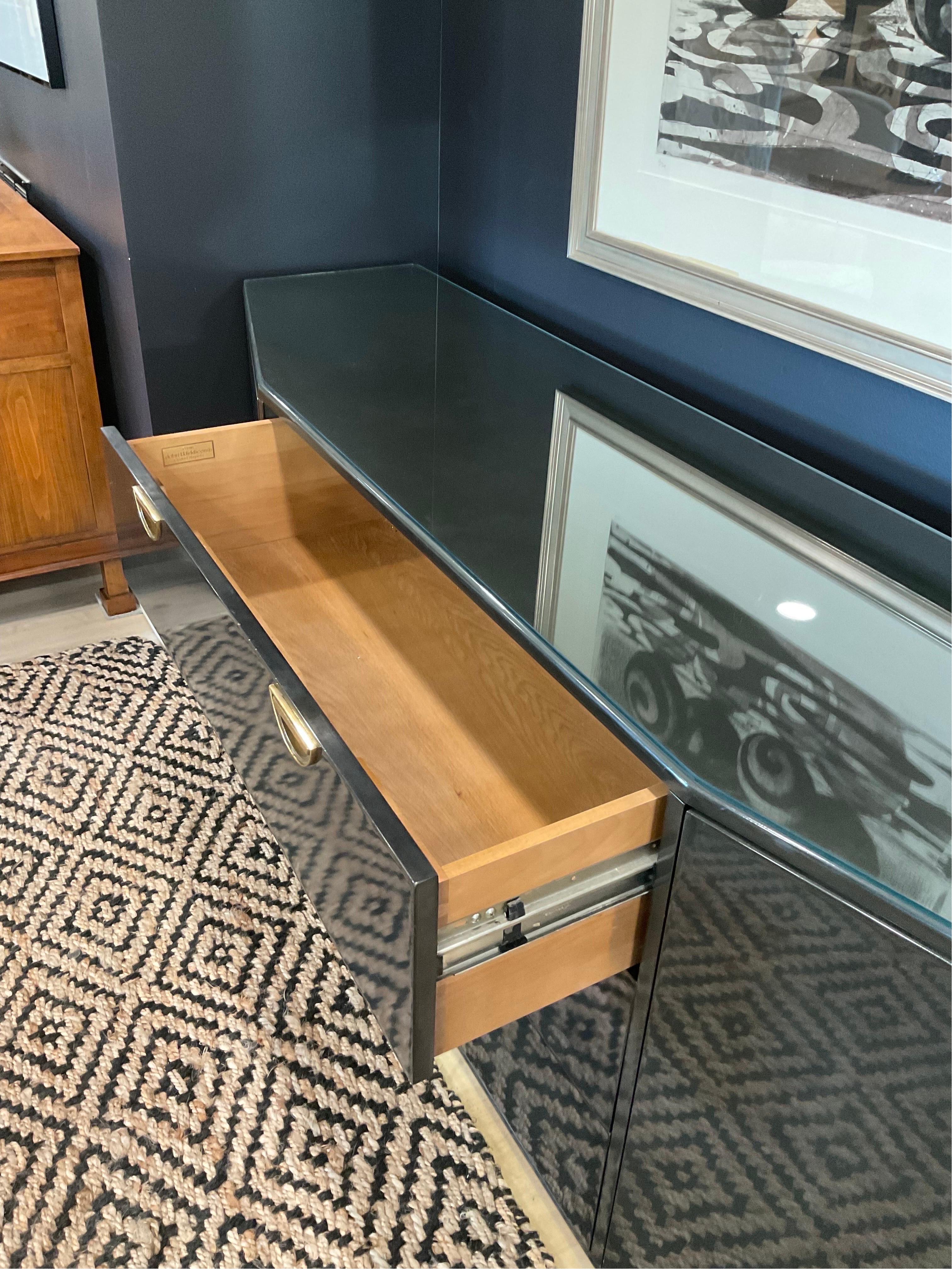 Credenza de laca negra de los años 80 de John Widdicomb en venta 1