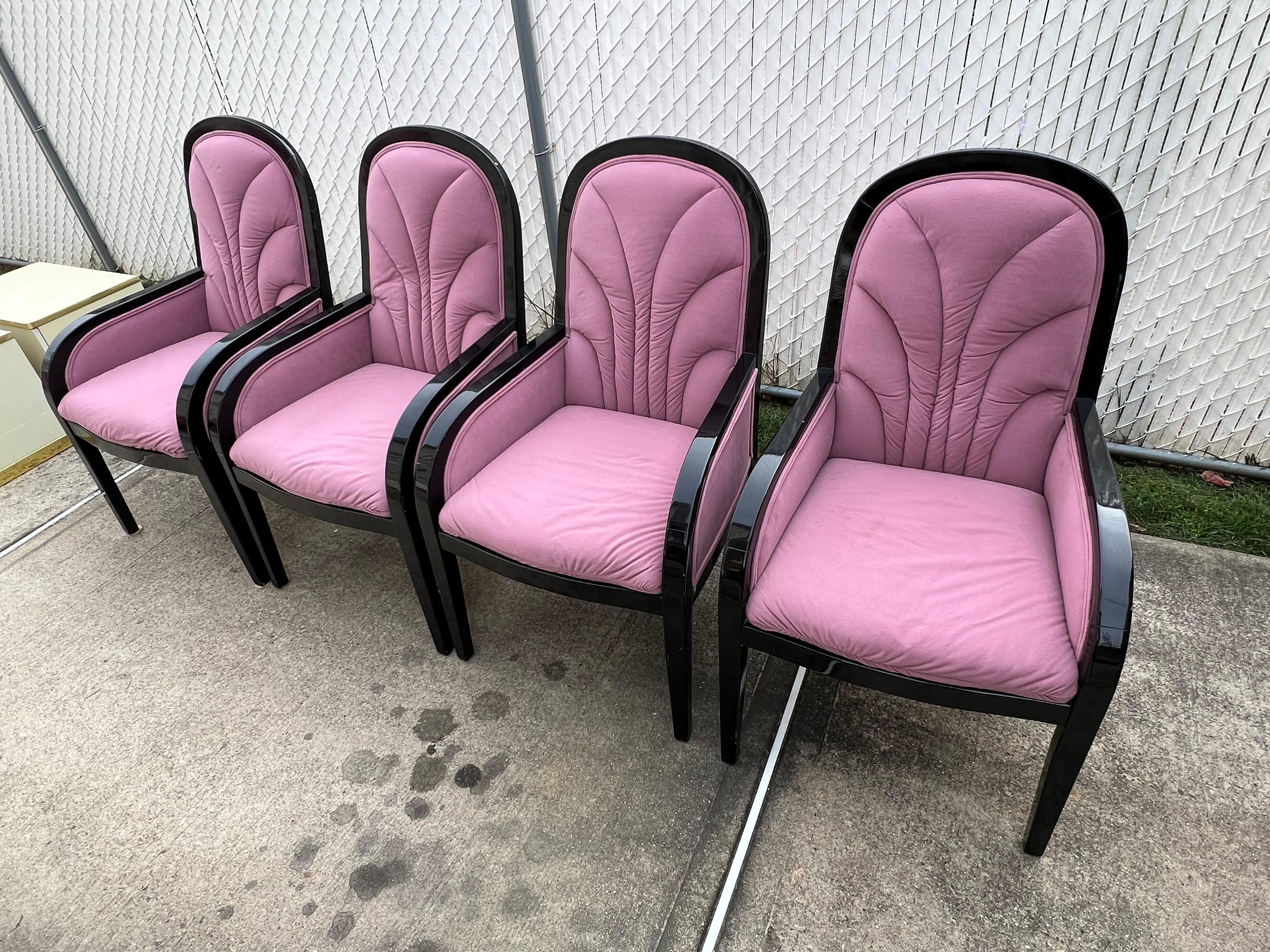 Chaises de salle à manger des années 1980 en velours rose laqué noir - un ensemble de 4. 

L'accoudoir laqué noir et le dossier arqué donnent à ces chaises un air des années 80.