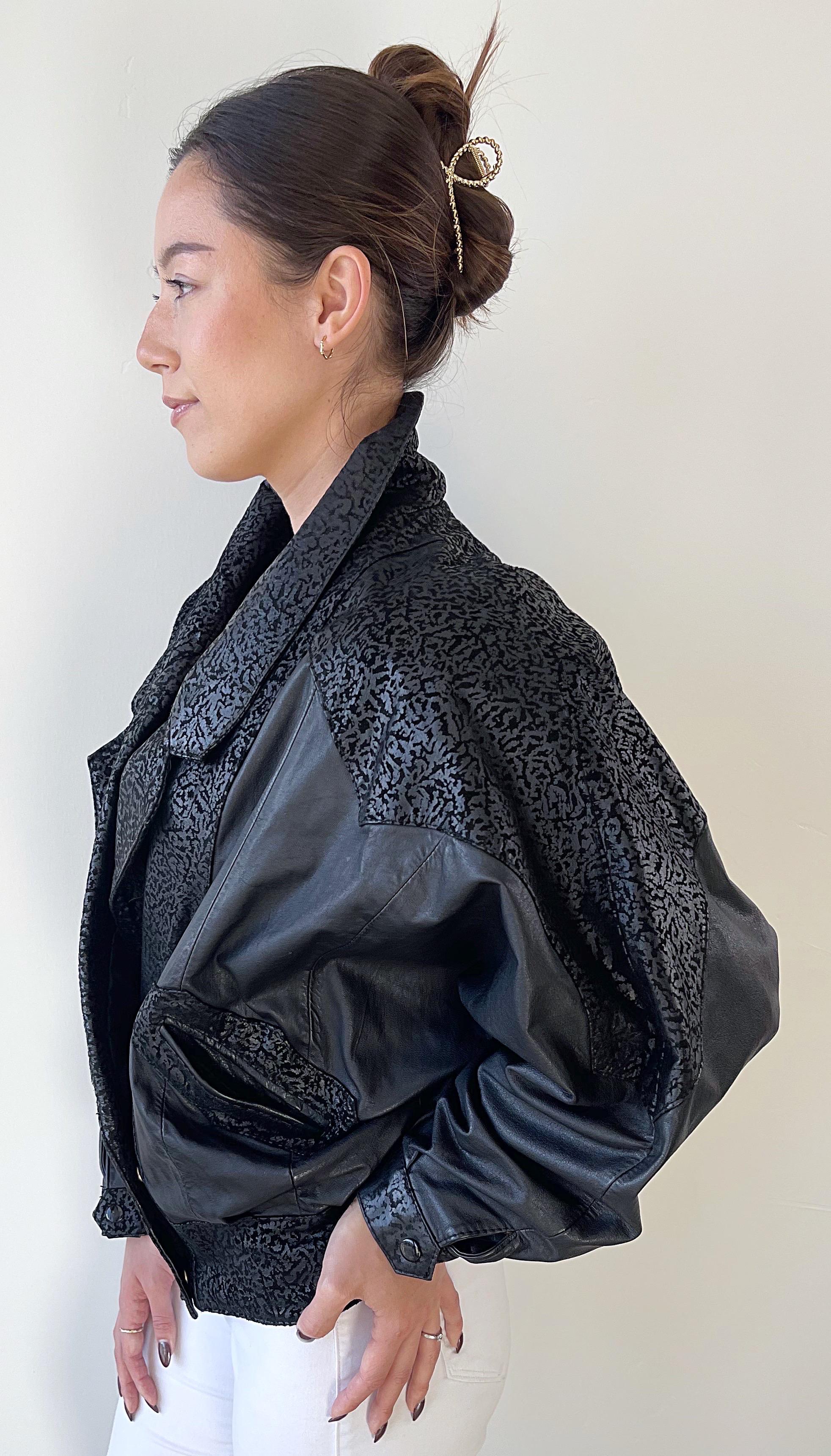 1980 Black Leather Embossed Dolman Sleeve Vintage 80s Moto Jacket Medium en vente 6