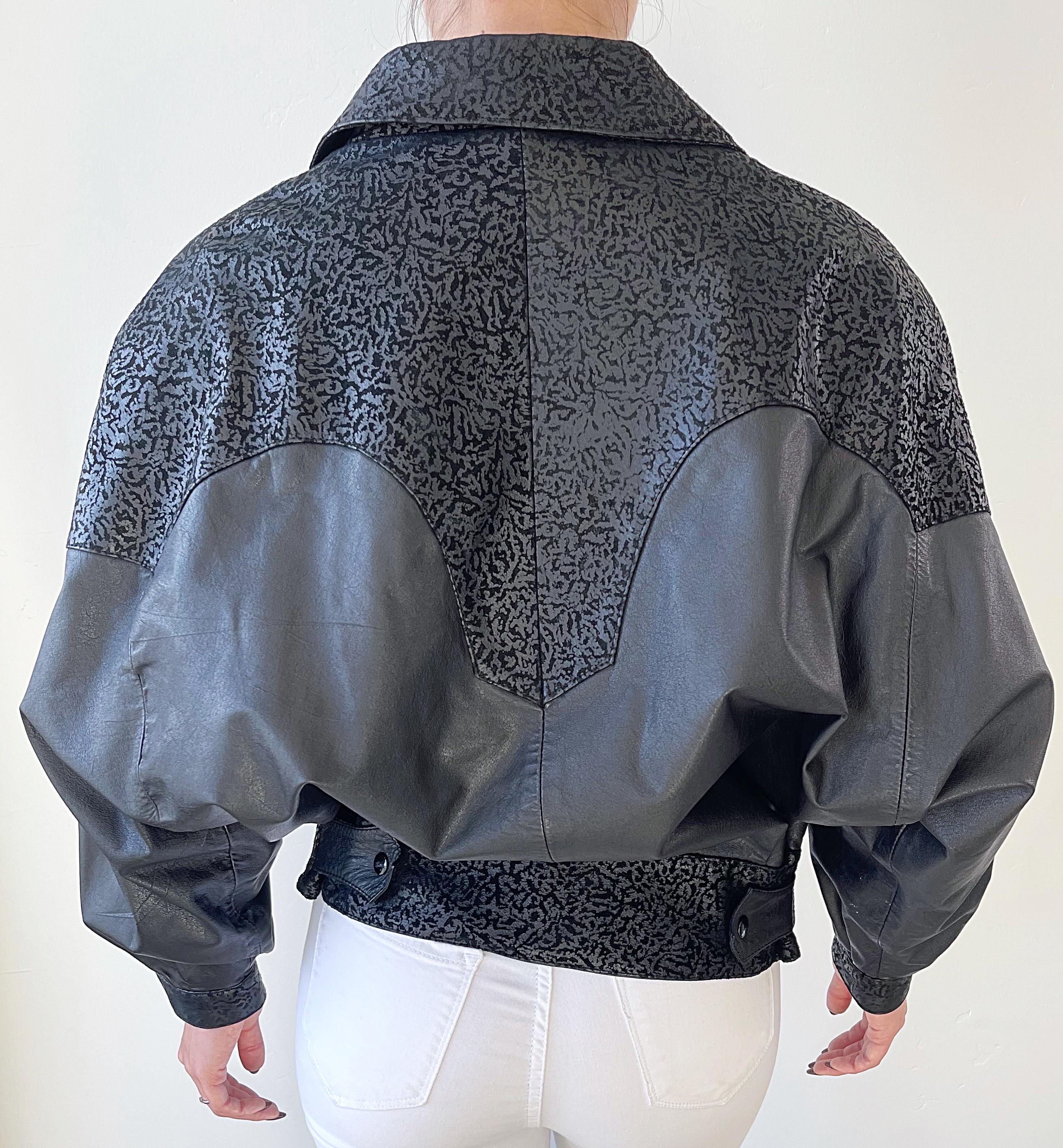 1980 Black Leather Embossed Dolman Sleeve Vintage 80s Moto Jacket Medium en vente 7