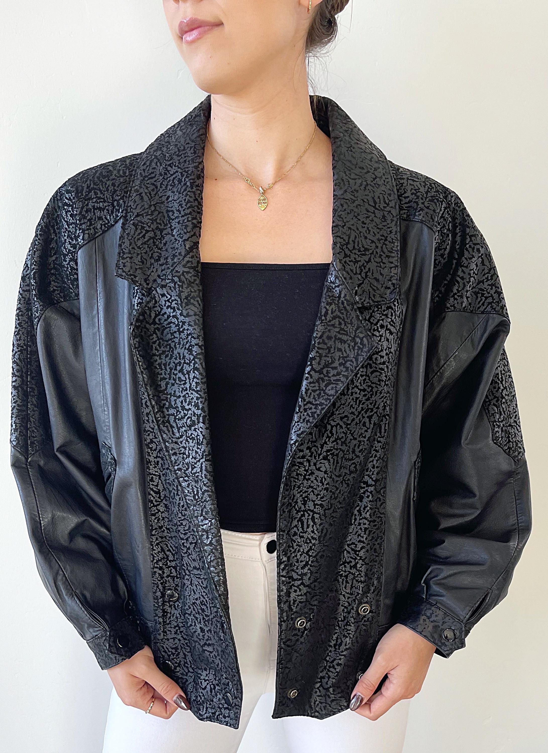 1980 Black Leather Embossed Dolman Sleeve Vintage 80s Moto Jacket Medium en vente 8