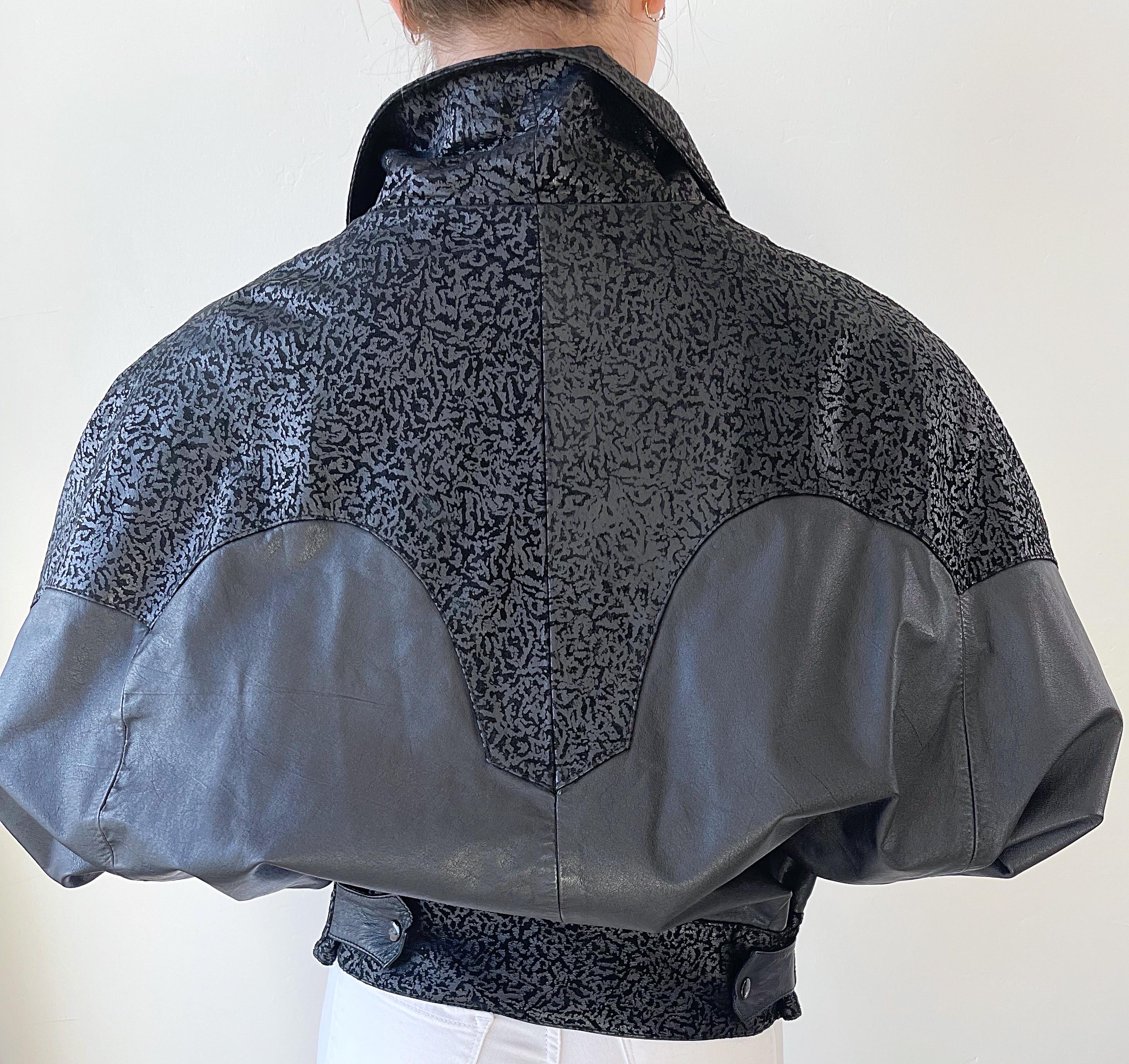 Noir 1980 Black Leather Embossed Dolman Sleeve Vintage 80s Moto Jacket Medium en vente