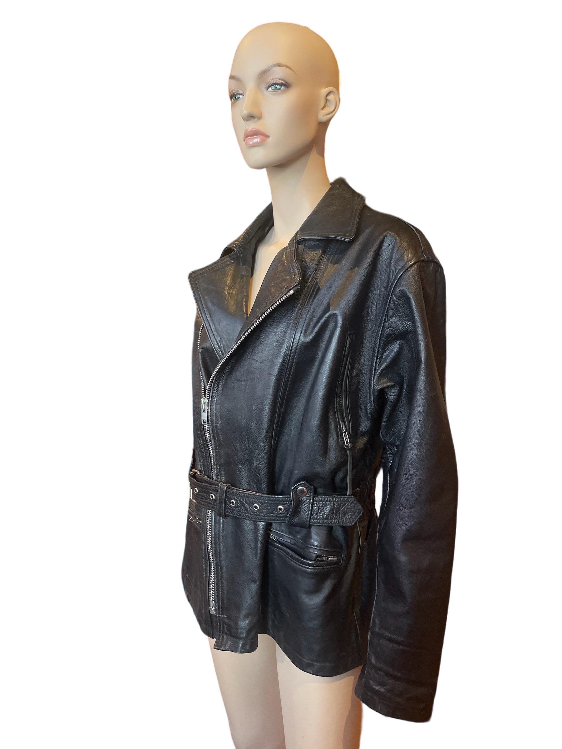 Veste de moto en cuir noir des années 1980 

Veste de moto en cuir noir en très bon état. Deux petites taches de peinture sur la manche droite et l'épaule gauche illustrées. 