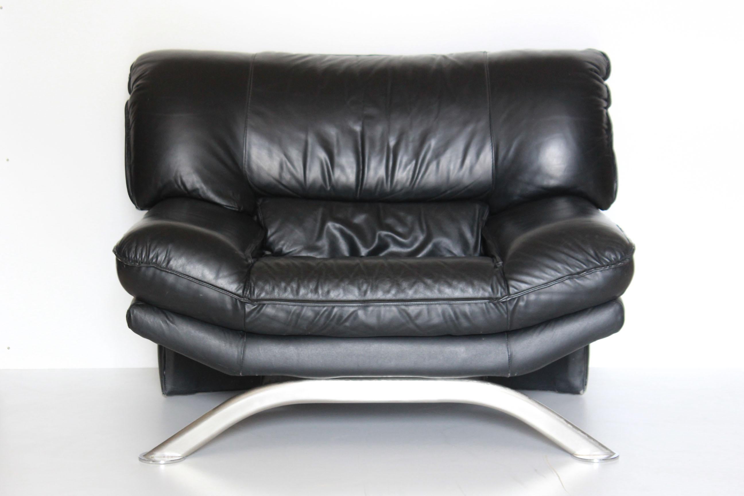 Vintage Black Leather Armchair, Italy 1980s.
Large black leather armchairs with iron structure. I very good conditions with only few signs of time. Leather has been cleaned and polished. Two units available. Price to be meant for each unit.
