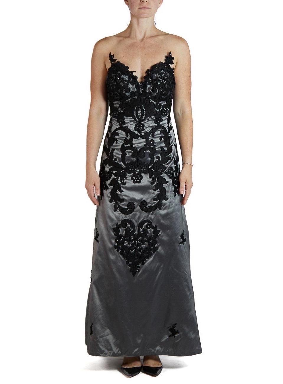 1980S Schwarzes Metallic Rayon/Lurex Trägerloses Kleid mit Barockapplikationen im Zustand „Hervorragend“ im Angebot in New York, NY