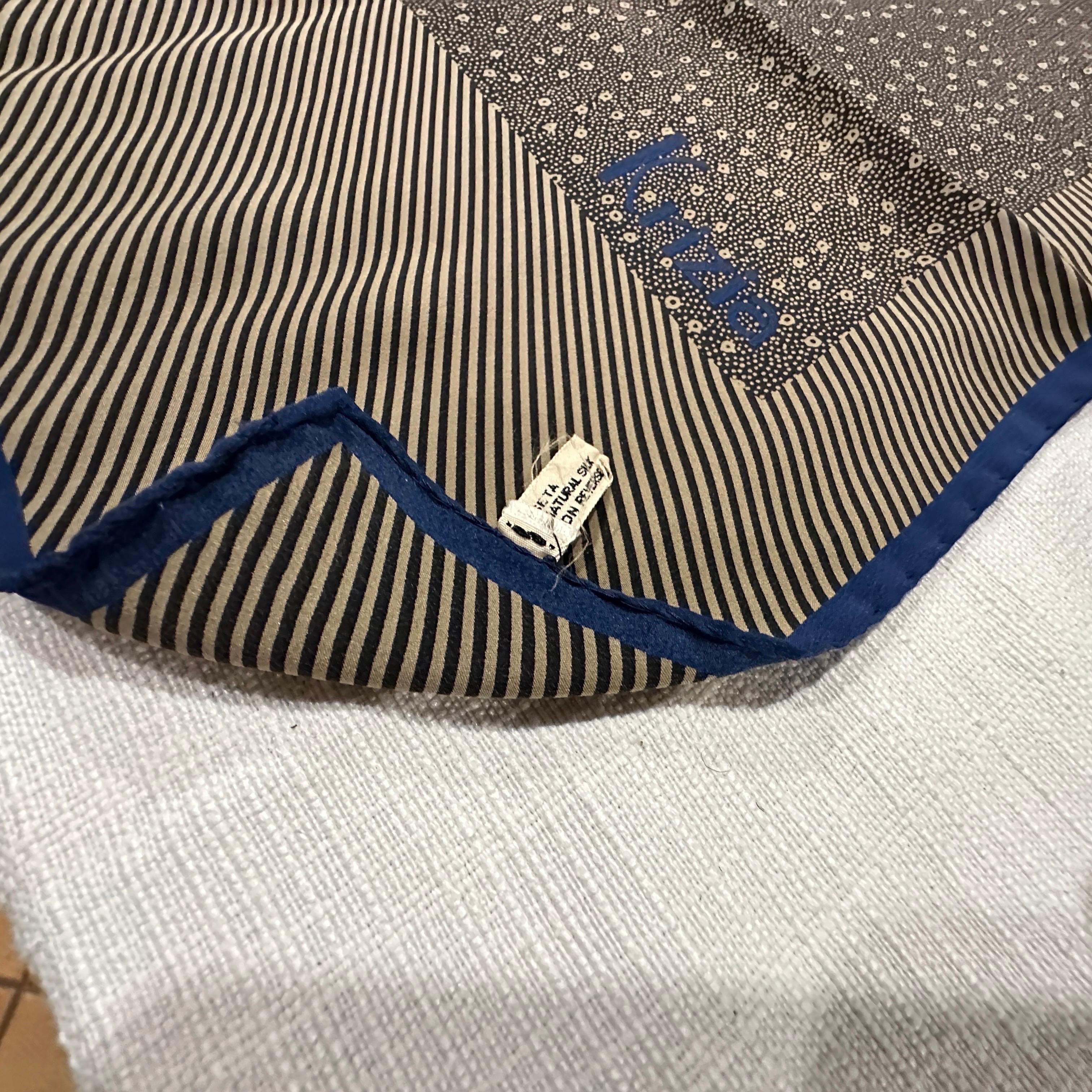 Pañuelo de seda con estampado Panter negro de los años 80, de Krizia en venta 6