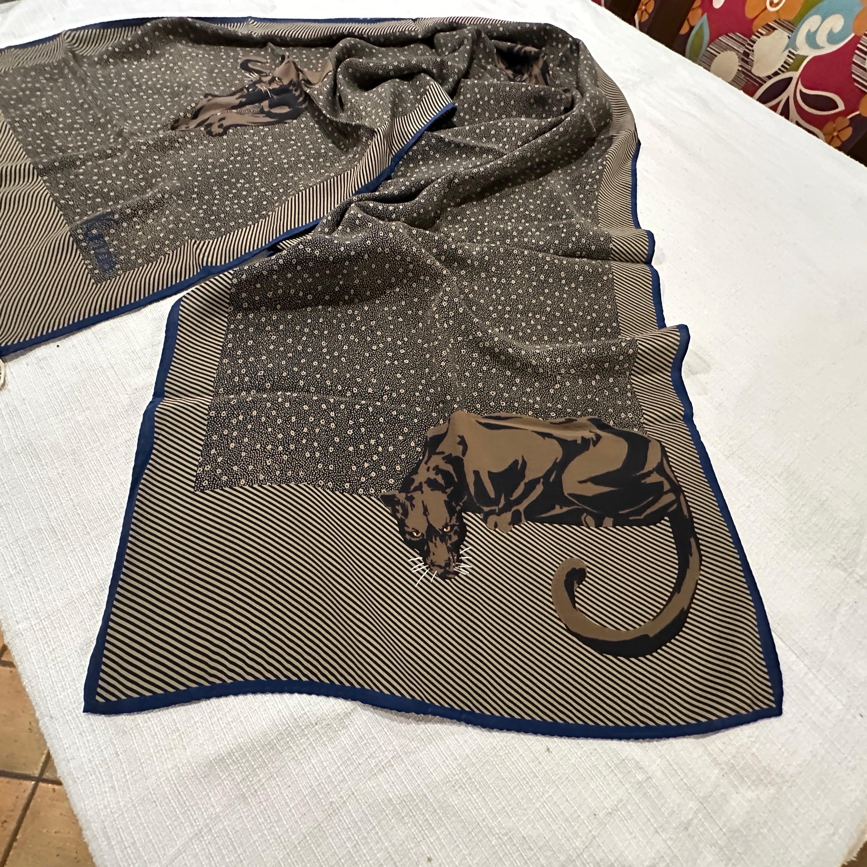 Pañuelo de seda con estampado Panter negro de los años 80, de Krizia en venta 8