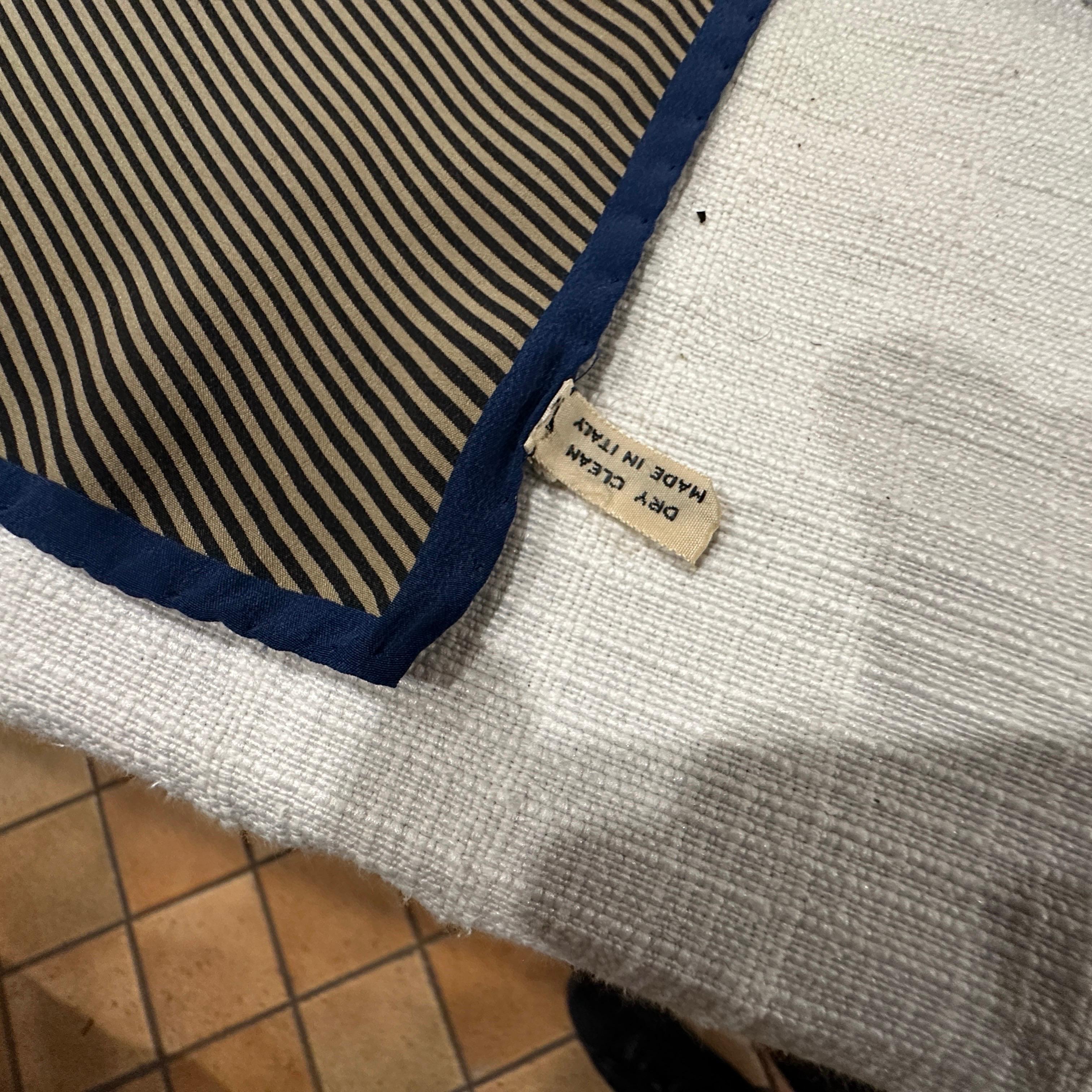 Pañuelo de seda con estampado Panter negro de los años 80, de Krizia Negro en venta