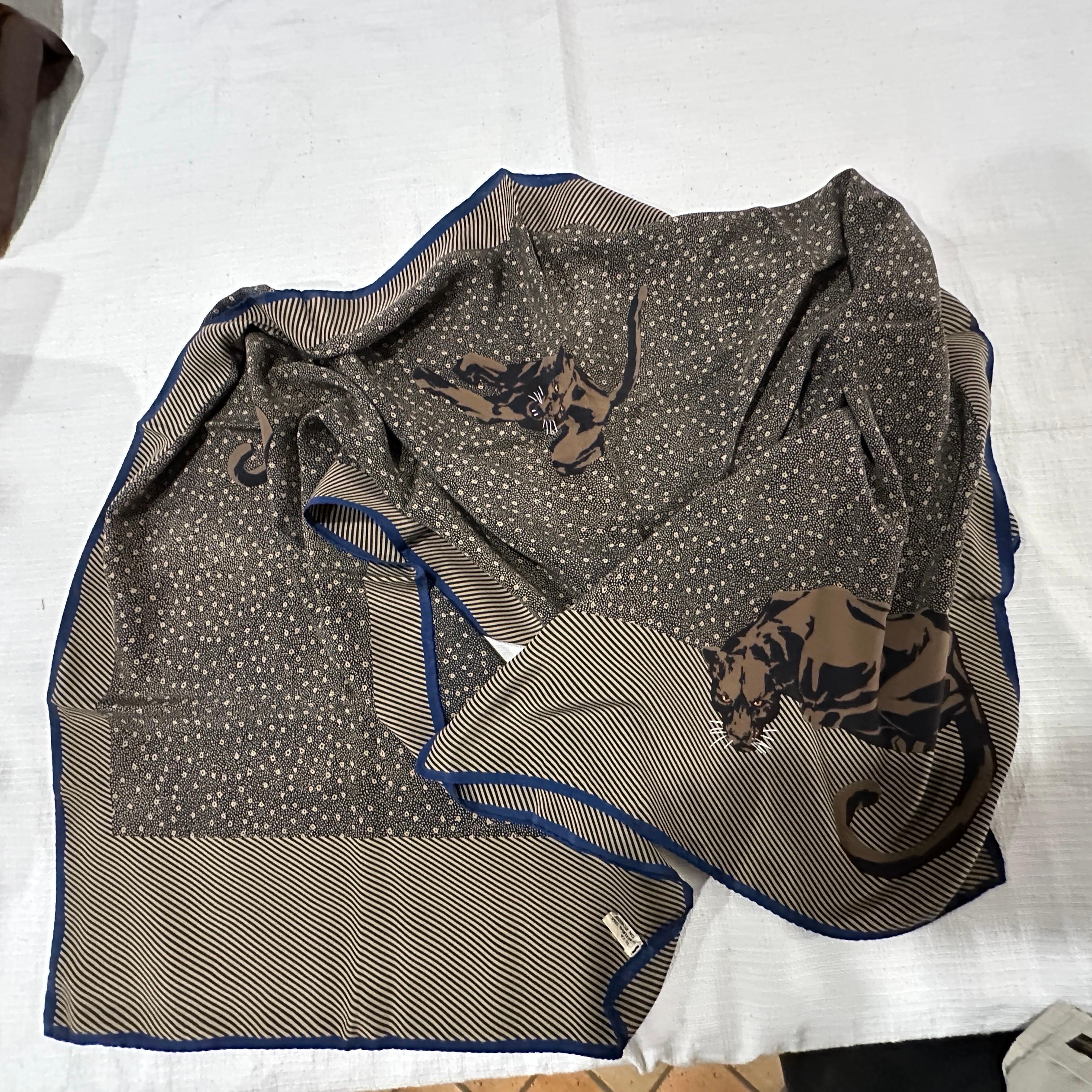 Pañuelo de seda con estampado Panter negro de los años 80, de Krizia en Excelente estado para la venta en Aci Castello, IT