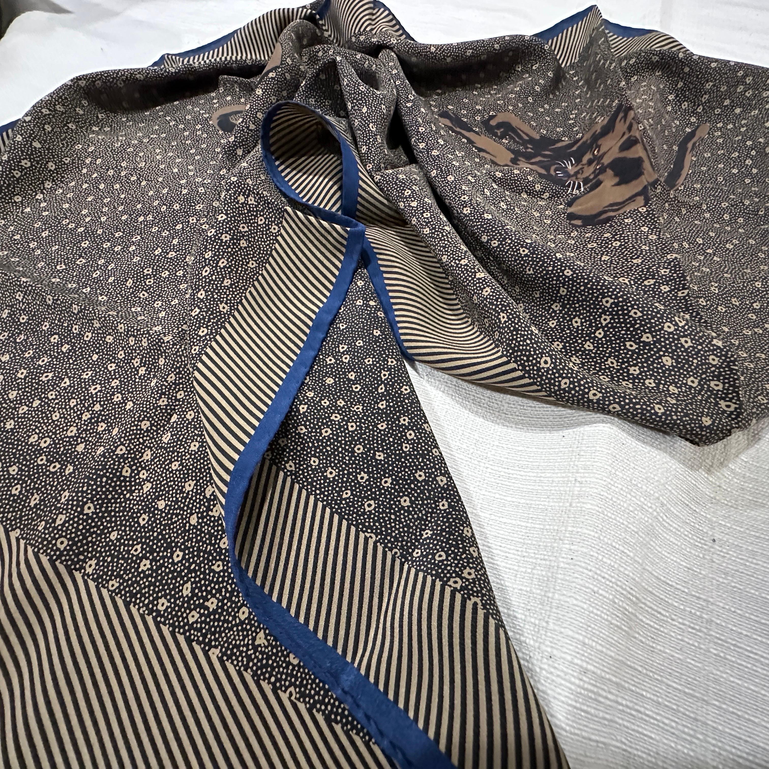 Femenino o masculino Pañuelo de seda con estampado Panter negro de los años 80, de Krizia en venta