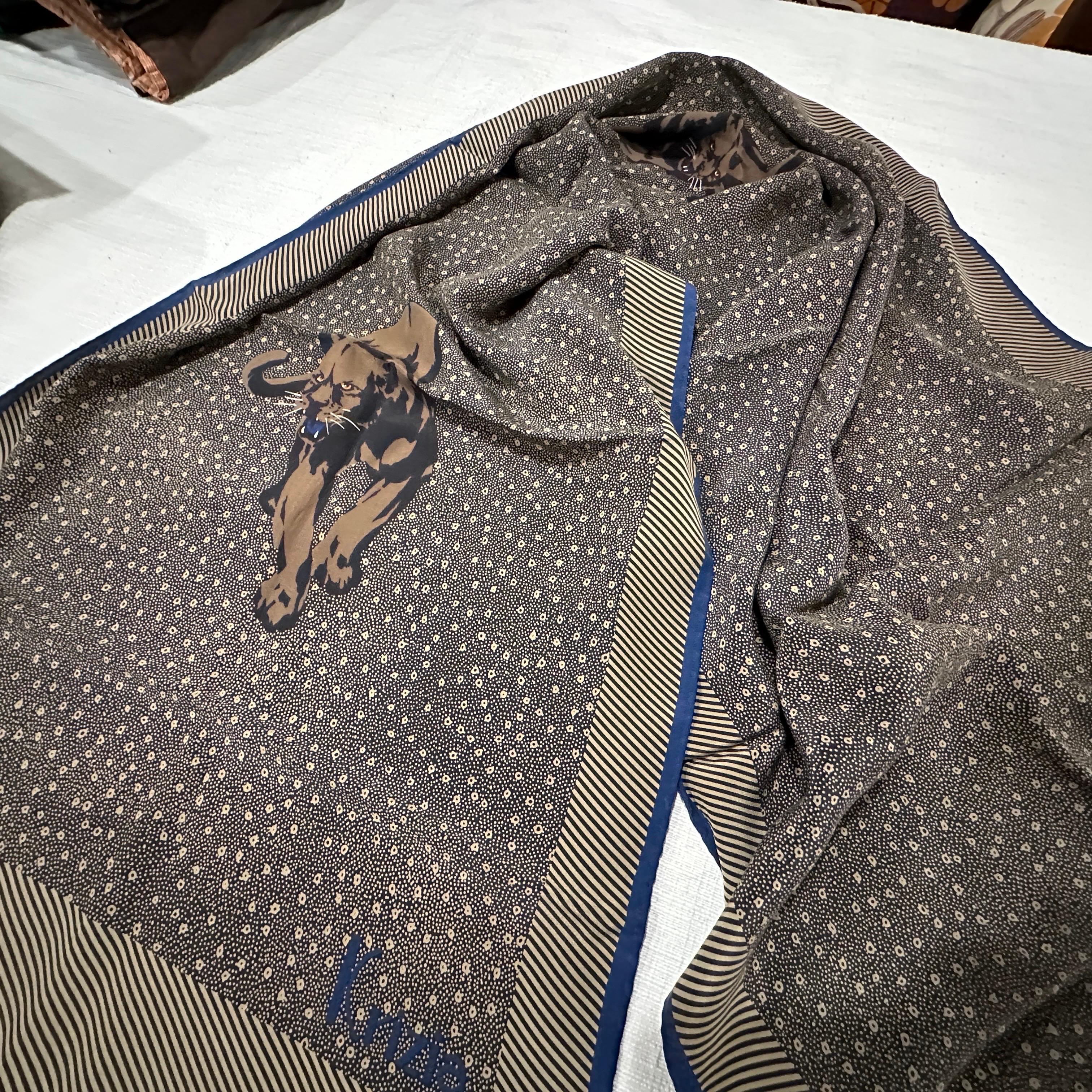 Pañuelo de seda con estampado Panter negro de los años 80, de Krizia en venta 2