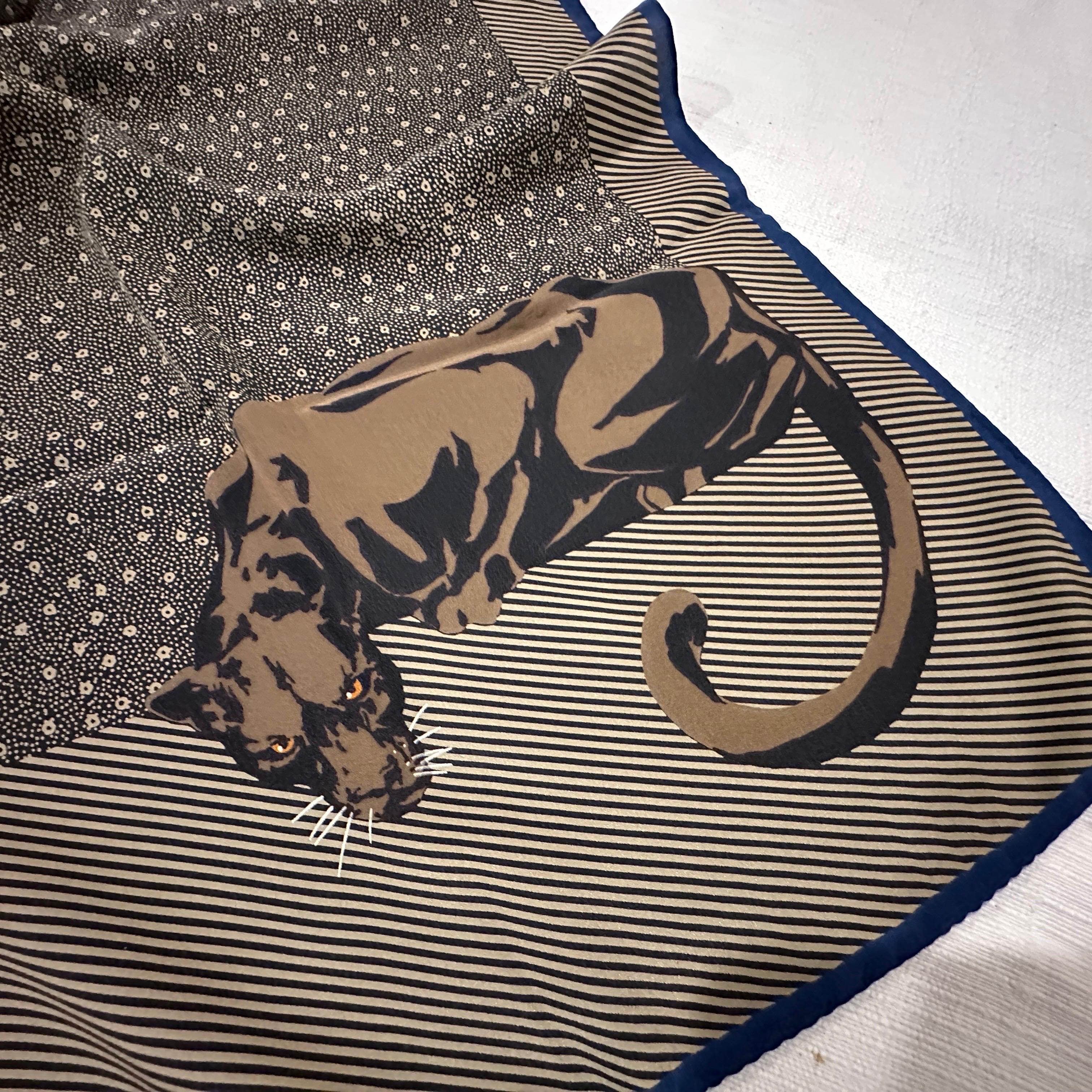 Pañuelo de seda con estampado Panter negro de los años 80, de Krizia en venta 3