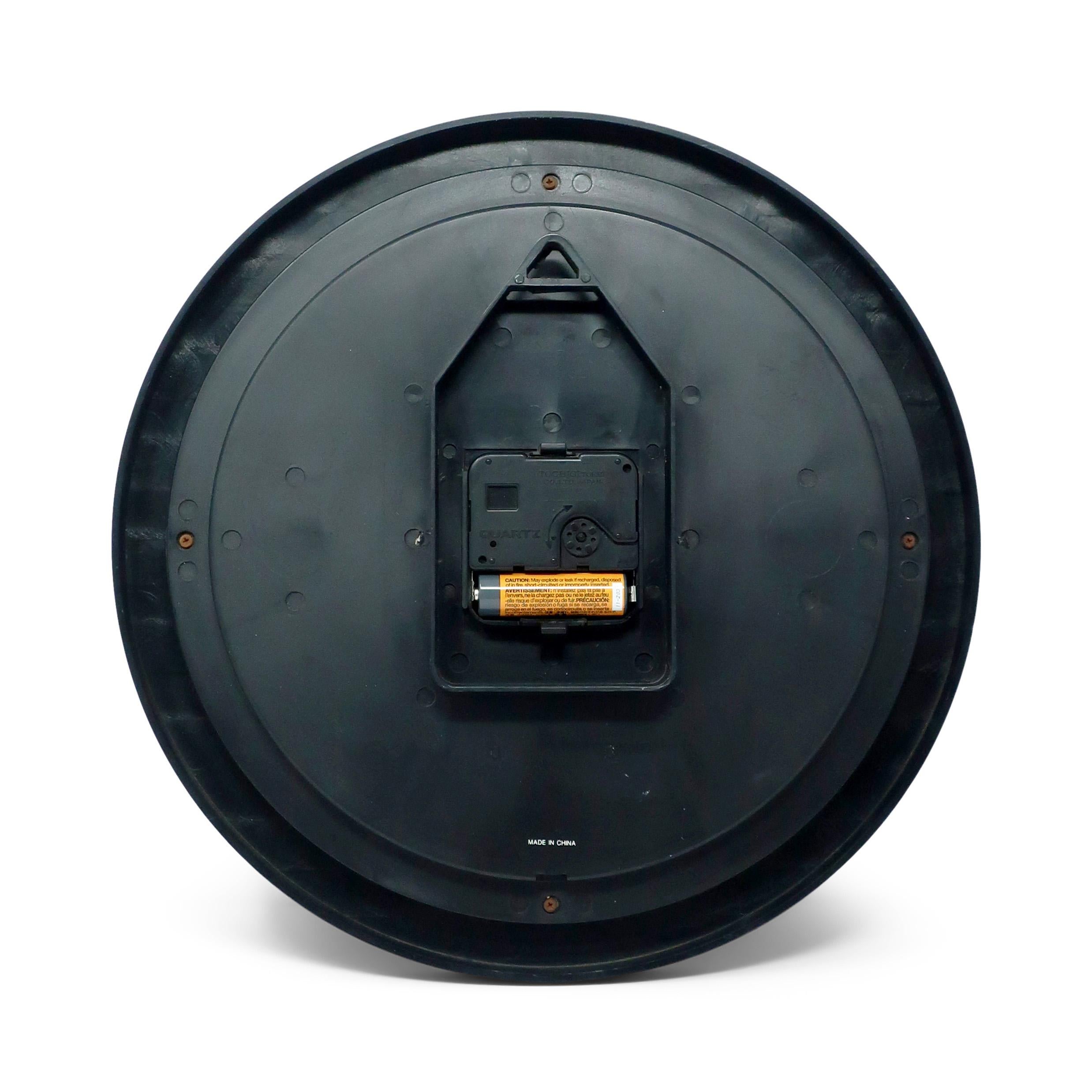 Plastique Horloge murale postmoderne noire des années 1980 par Chass en vente