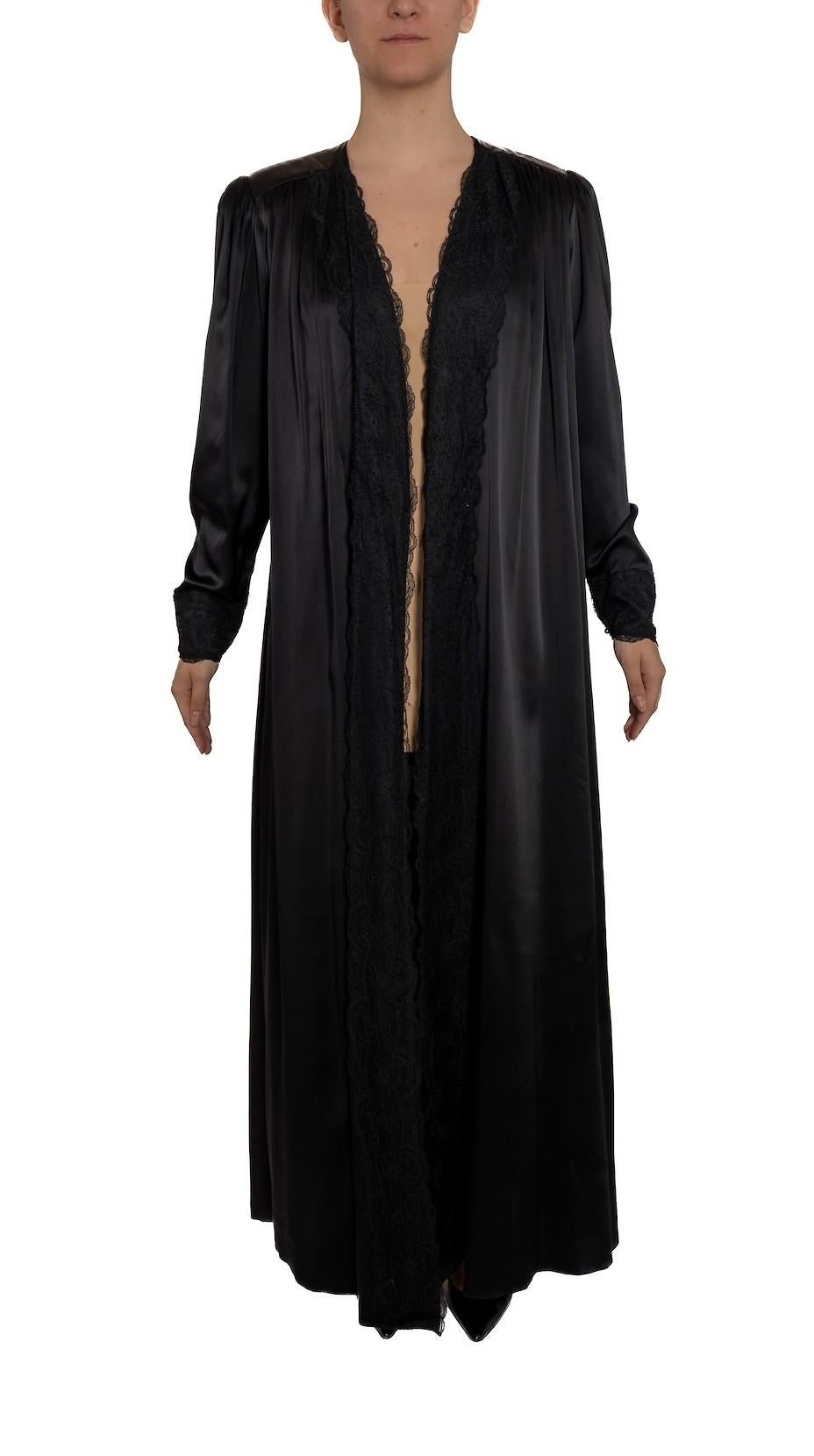 Noir Robe de chambre des années 1980 en charmeuse de soie noire et garnie de dentelle en vente