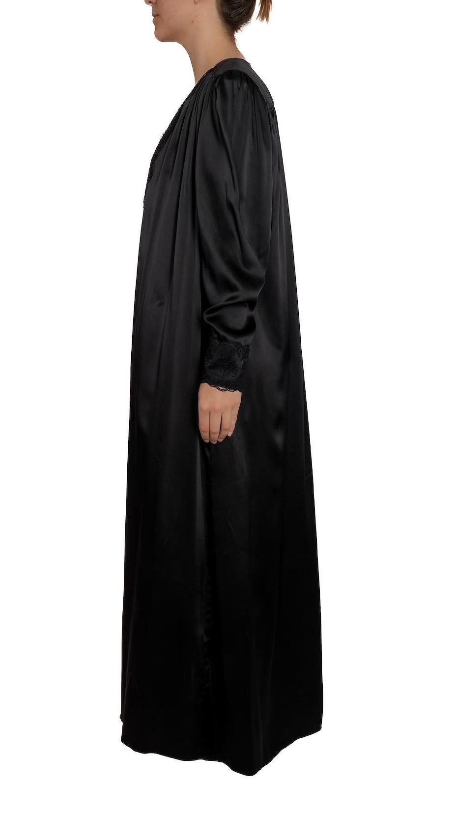 Robe de chambre des années 1980 en charmeuse de soie noire et garnie de dentelle Bon état - En vente à New York, NY