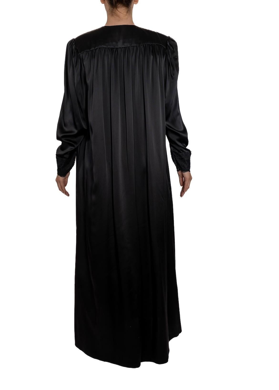 Robe de chambre des années 1980 en charmeuse de soie noire et garnie de dentelle Pour femmes en vente