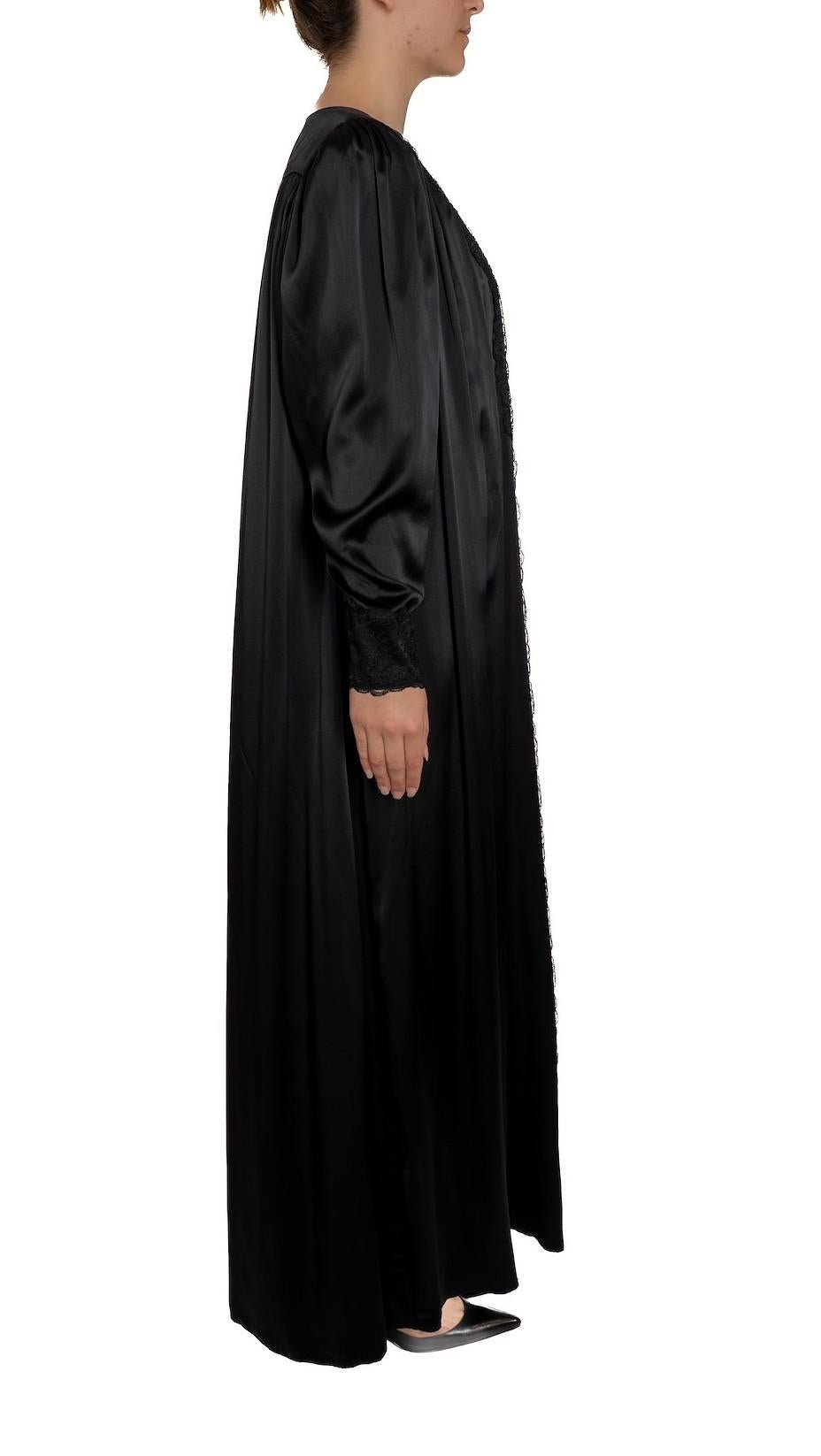 Robe de chambre des années 1980 en charmeuse de soie noire et garnie de dentelle en vente 1