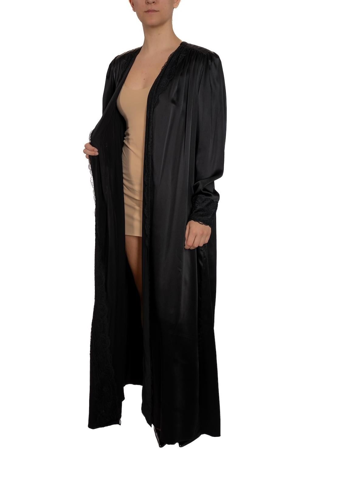 Robe de chambre des années 1980 en charmeuse de soie noire et garnie de dentelle en vente 3