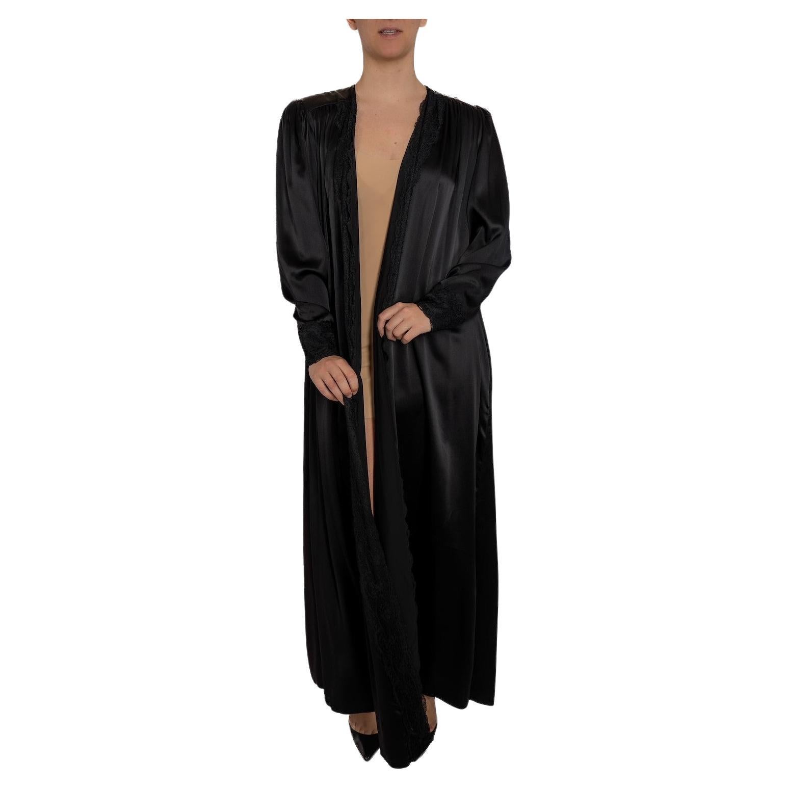 Robe de chambre des années 1980 en charmeuse de soie noire et garnie de dentelle en vente