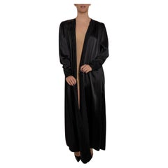 Robe de chambre des années 1980 en charmeuse de soie noire et garnie de dentelle