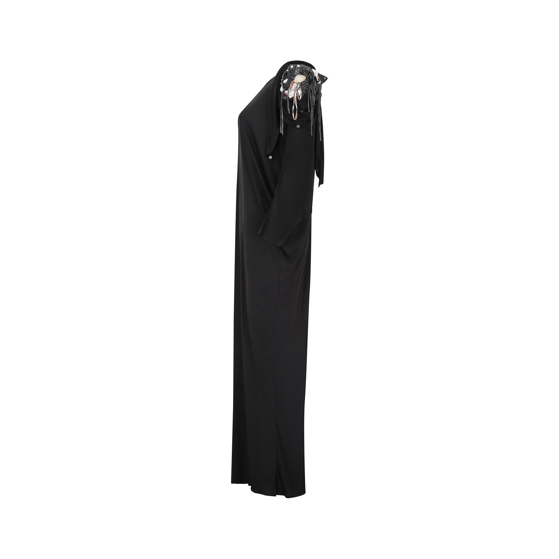 Noir Robe battante en jersey de soie noire avec applique en cuir des années 1980 en vente