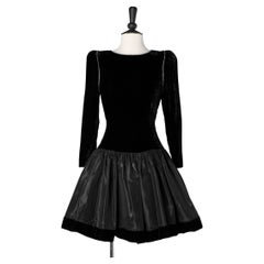 Schwarzes Kleid aus Samt und Taft aus den 1980er Jahren mit Strasspaspeln.
