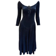 1980er Betsey Johnson Kleid mit langen Ärmeln aus schwarzem Samt