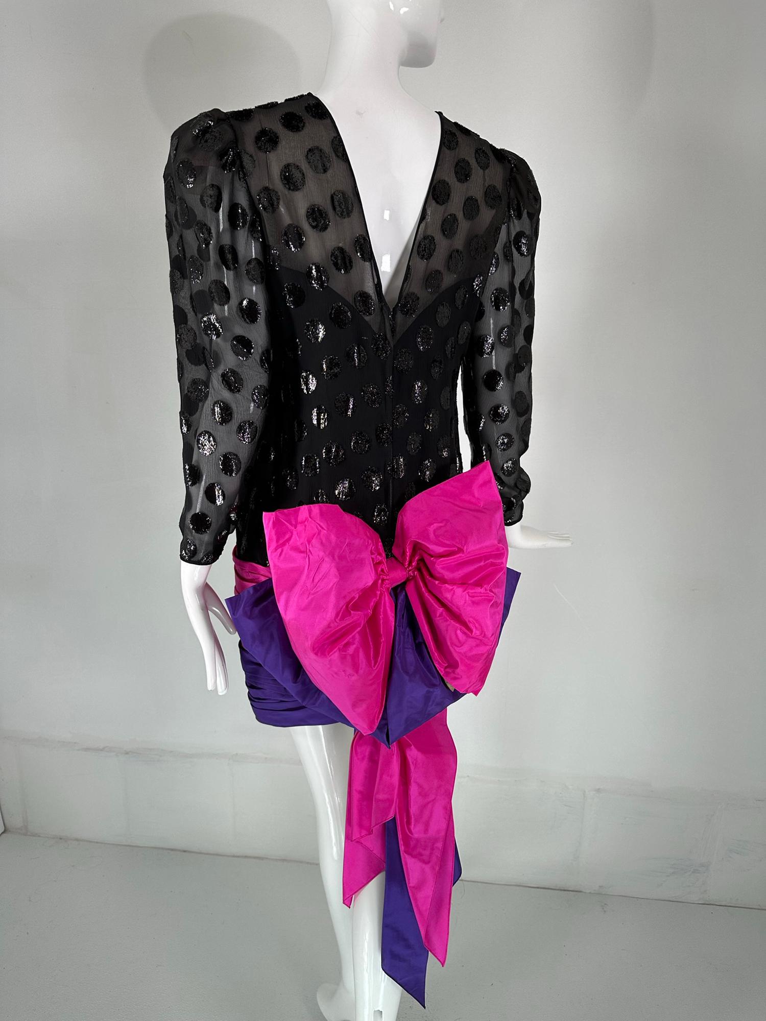 1980 Black Velvet Dot Dot Draped Pink & Purple Taffeta Skirt with Huge Bow Back (Jupe drapée en velours noir avec un énorme nœud dans le dos) en vente 2