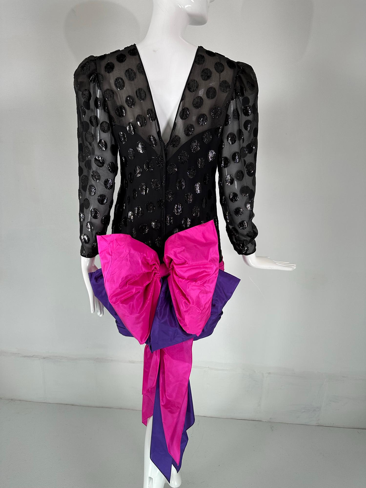 1980 Black Velvet Dot Dot Draped Pink & Purple Taffeta Skirt with Huge Bow Back (Jupe drapée en velours noir avec un énorme nœud dans le dos) en vente 3