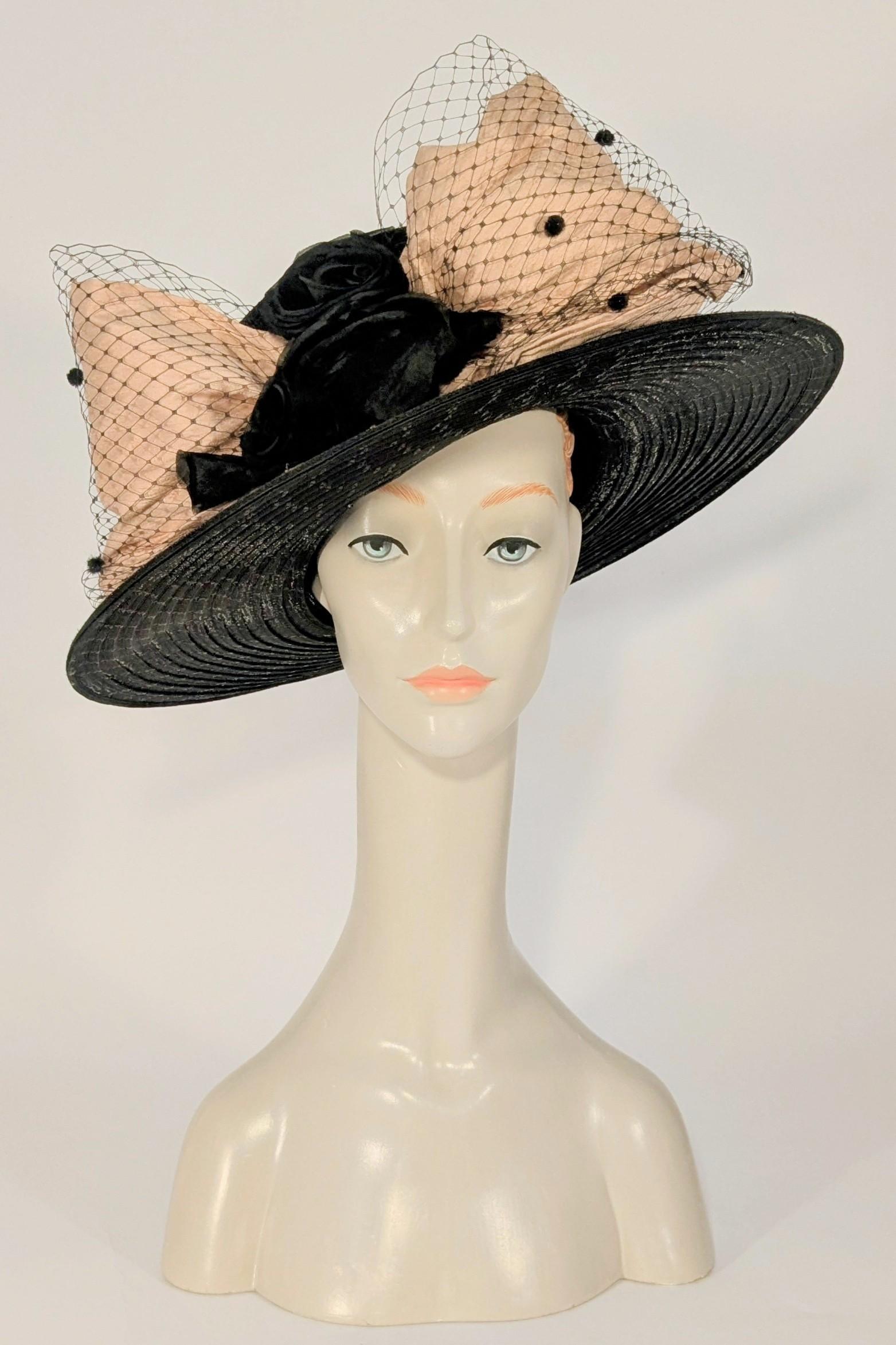 Beige Cappello nero anni '80 a tesa larga con fiocco rosa oversize e rose di seta nere in vendita