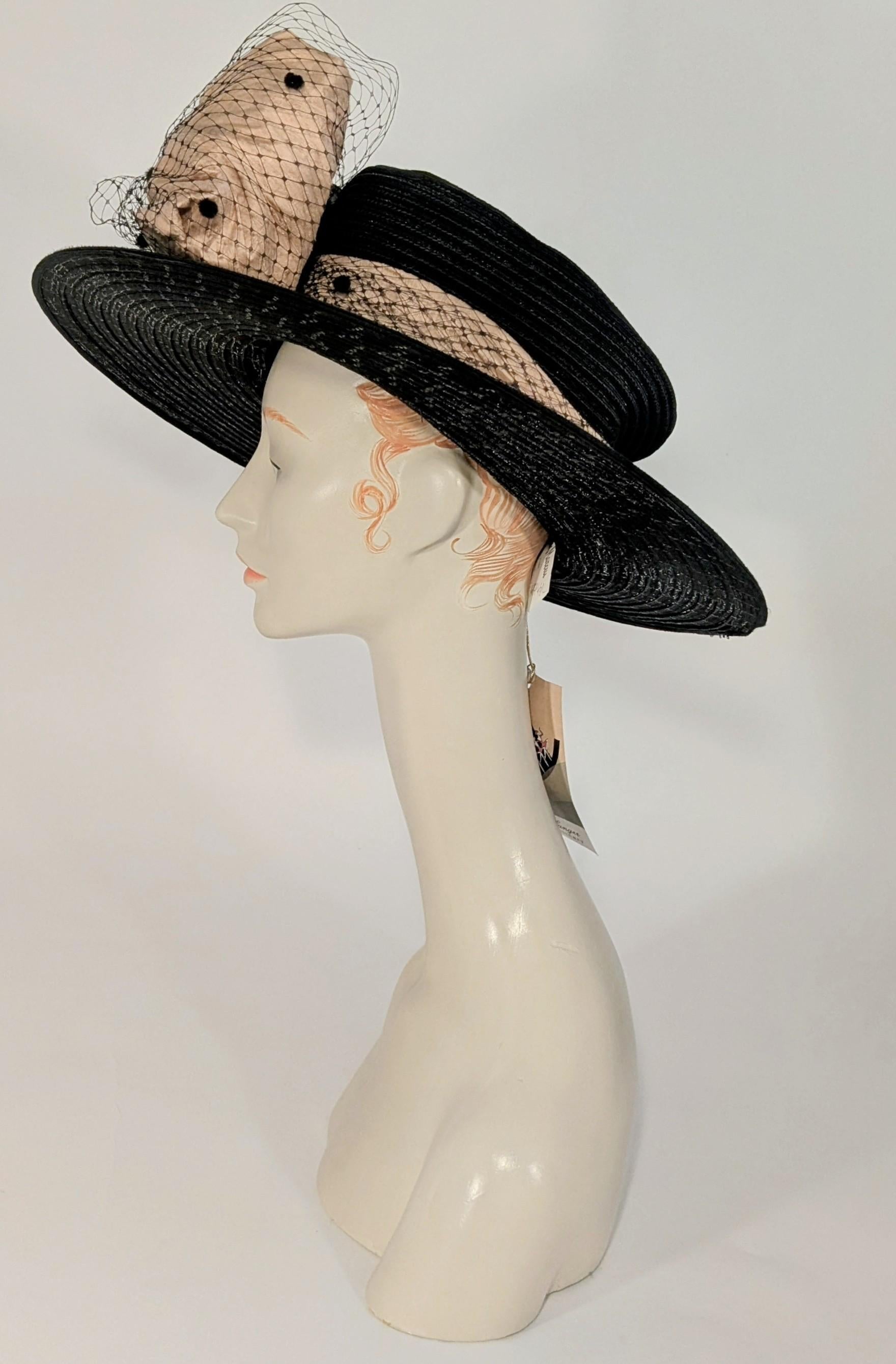 Cappello nero anni '80 a tesa larga con fiocco rosa oversize e rose di seta nere In condizioni ottime in vendita a San Francisco, CA
