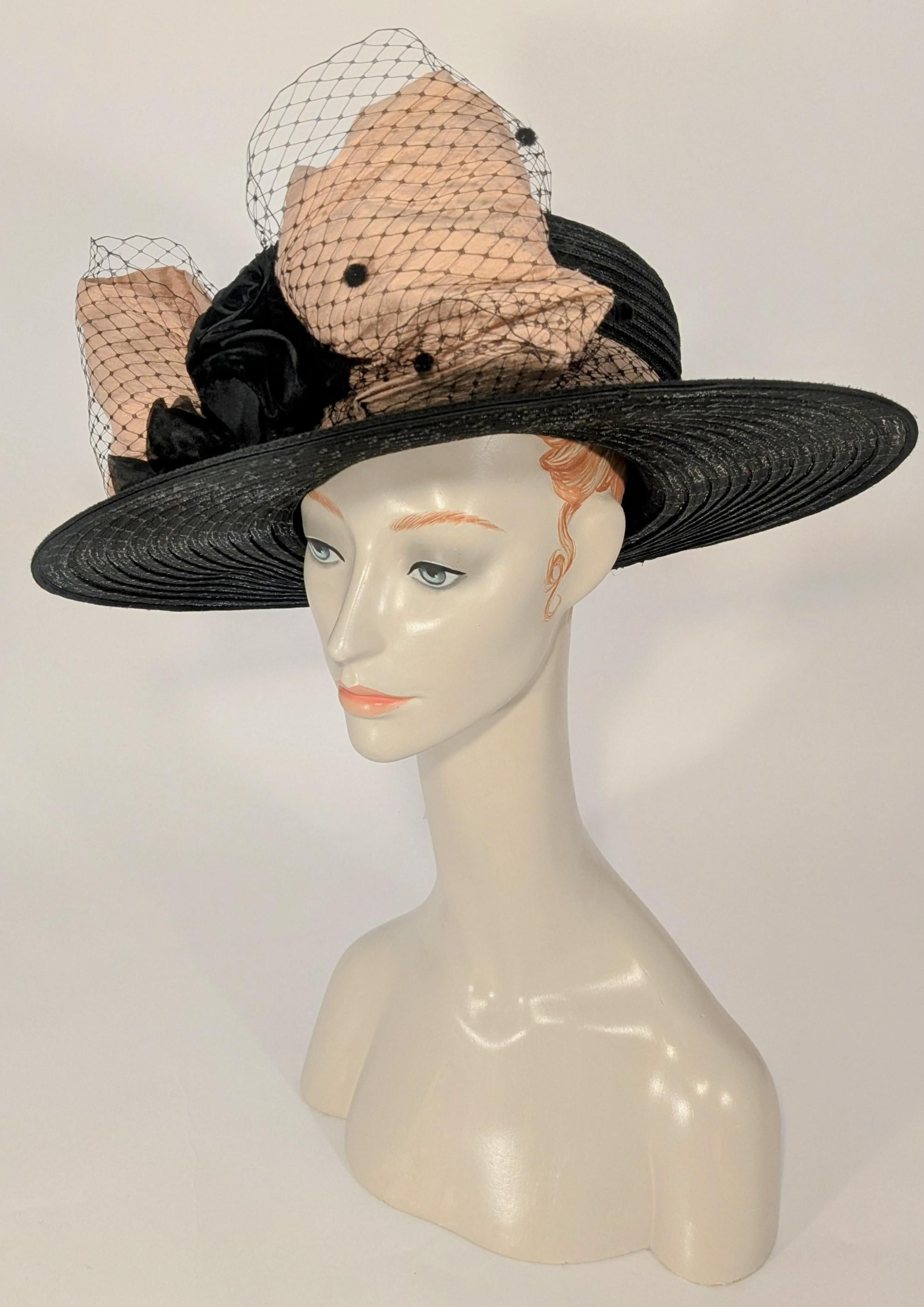 Cappello nero anni '80 a tesa larga con fiocco rosa oversize e rose di seta nere in vendita 1