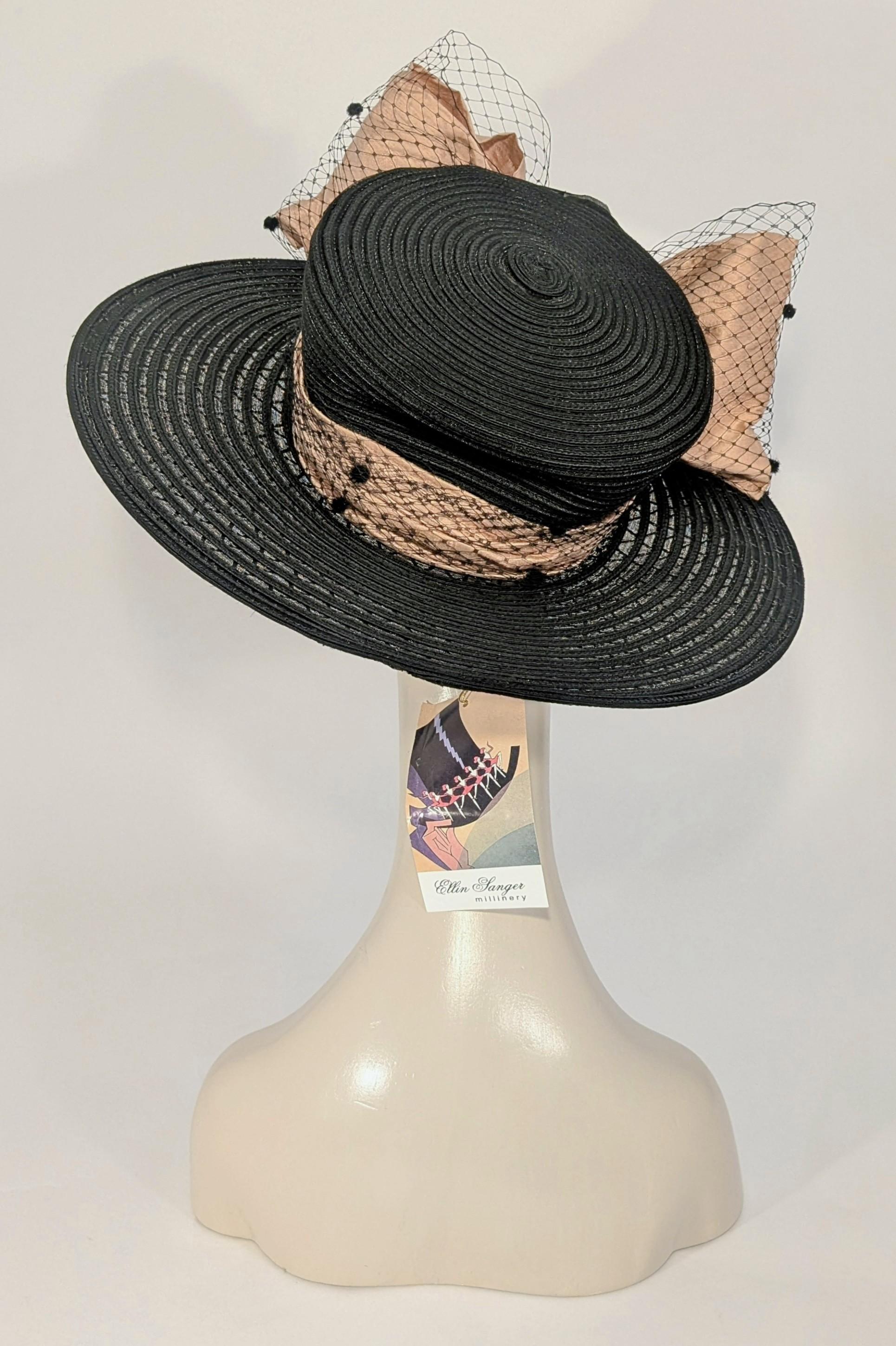 Cappello nero anni '80 a tesa larga con fiocco rosa oversize e rose di seta nere in vendita 2