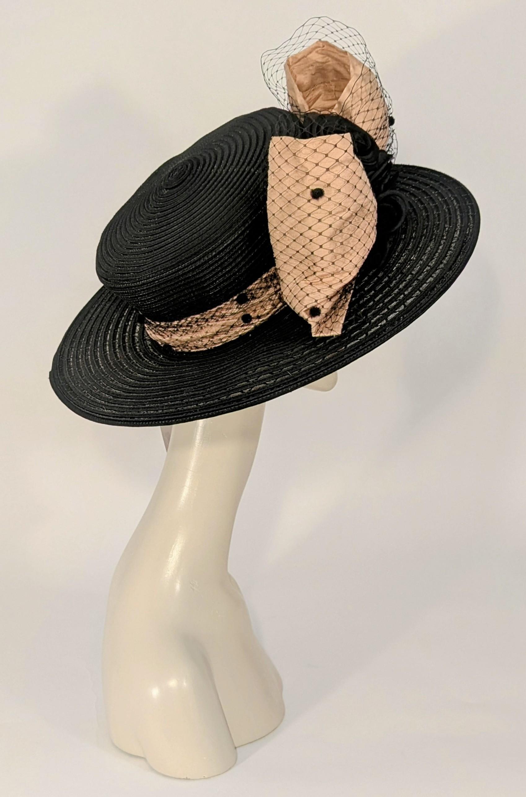 Cappello nero anni '80 a tesa larga con fiocco rosa oversize e rose di seta nere in vendita 3