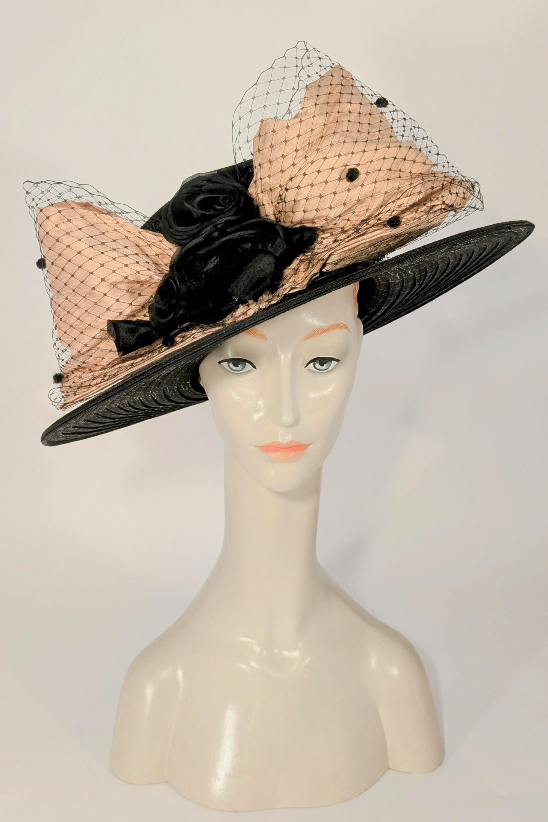 Cappello nero anni '80 a tesa larga con fiocco rosa oversize e rose di seta nere in vendita