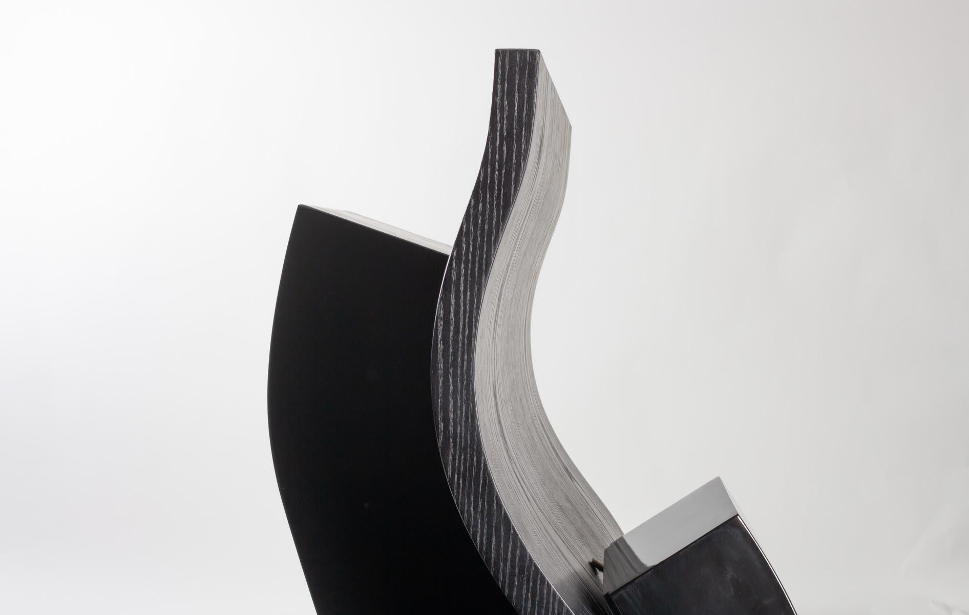1989 Mueble para CD de madera negra Mu, Essaime para Quart de Poil

Estantería para CD de fantasía diseñada por el arquitecto Studio Essaime para la edición Quart de Poil. Se fabricaron 100 ejemplares. 
Elegante trabajo en madera, este perchero