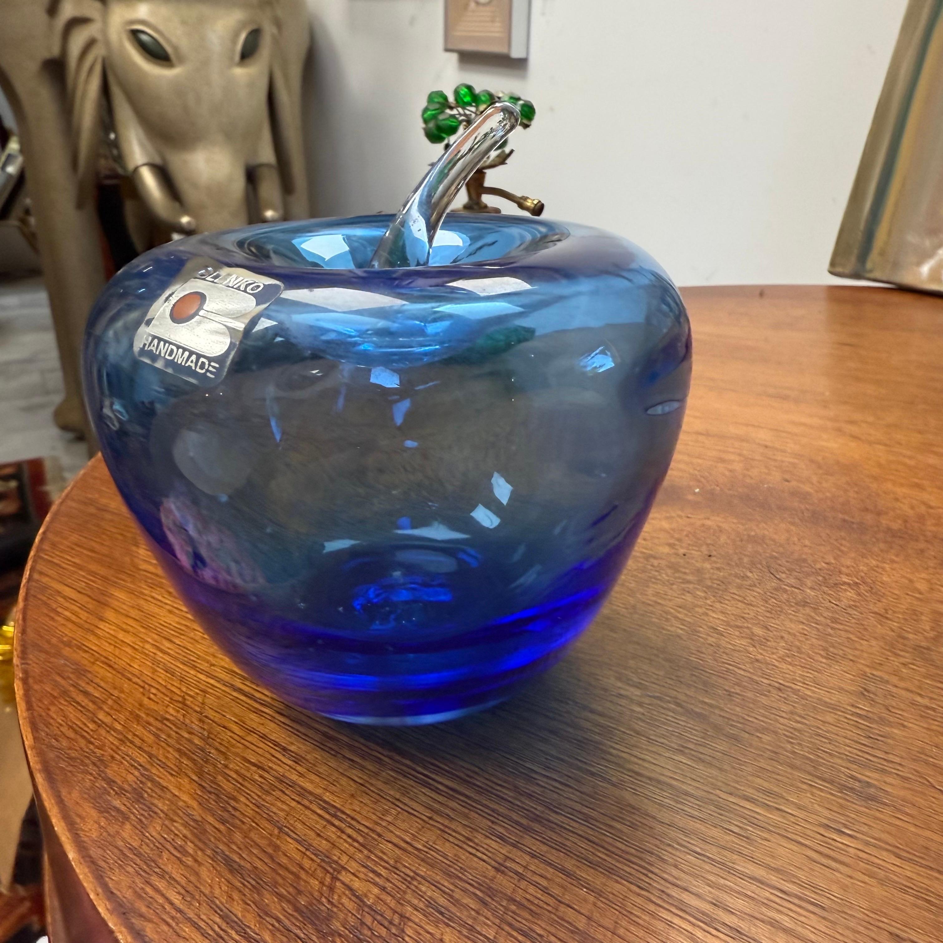 Blenko Blue Apple degli anni '80 con gambo trasparente, etichetta originale In condizioni buone in vendita a Charleston, SC