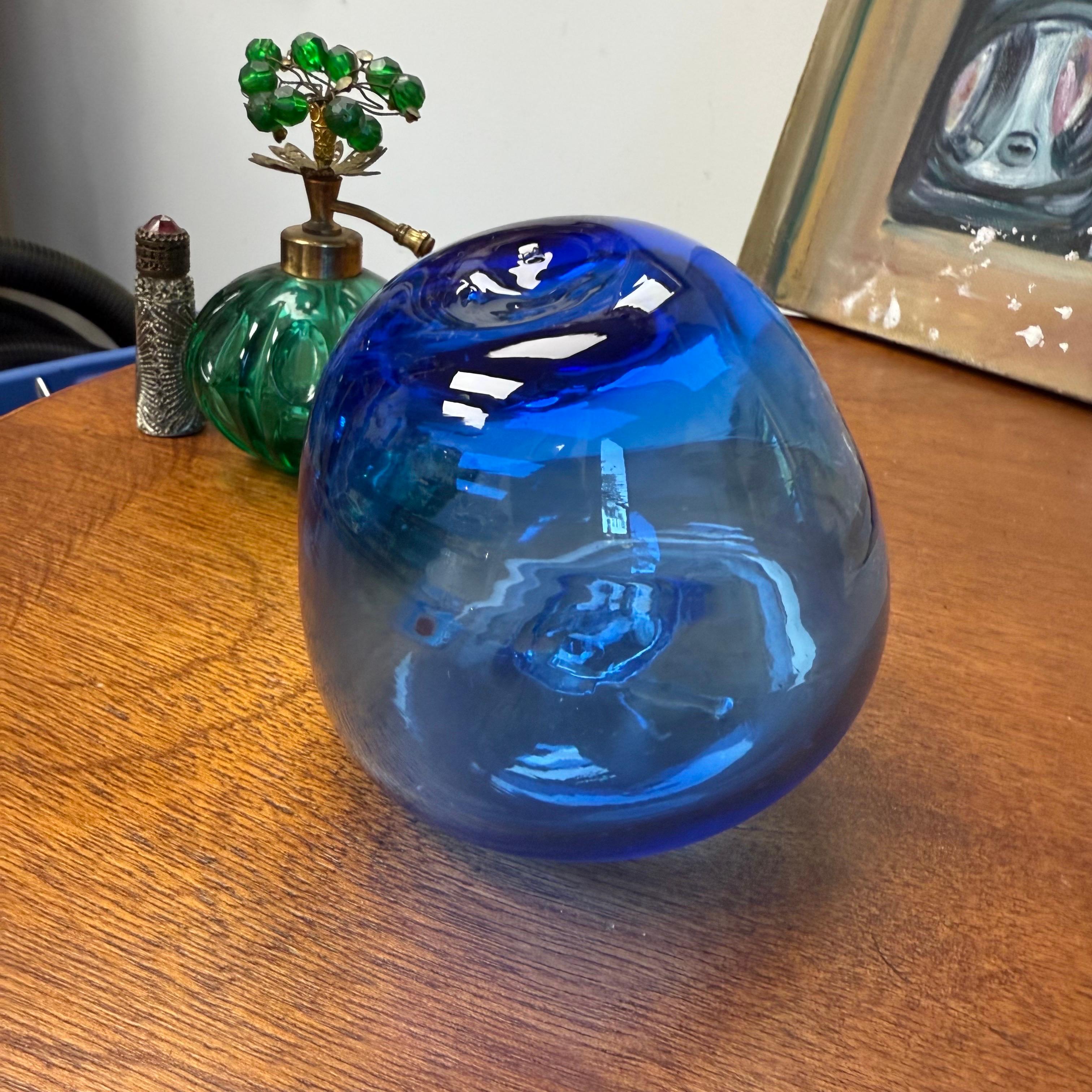 Vetro artistico Blenko Blue Apple degli anni '80 con gambo trasparente, etichetta originale in vendita
