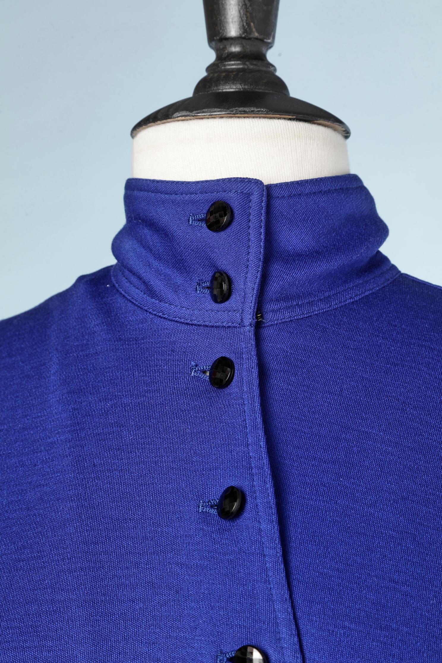 robe des années 1980 en jersey de laine bleu et noir, avec boutons noirs et insertion d'une ceinture drapée. Fermeture éclair sur le côté gauche. Fermeture éclair au niveau du poignet 
Emanuel Ungaro a fait pour Hirshleifer's 
Taille 8 