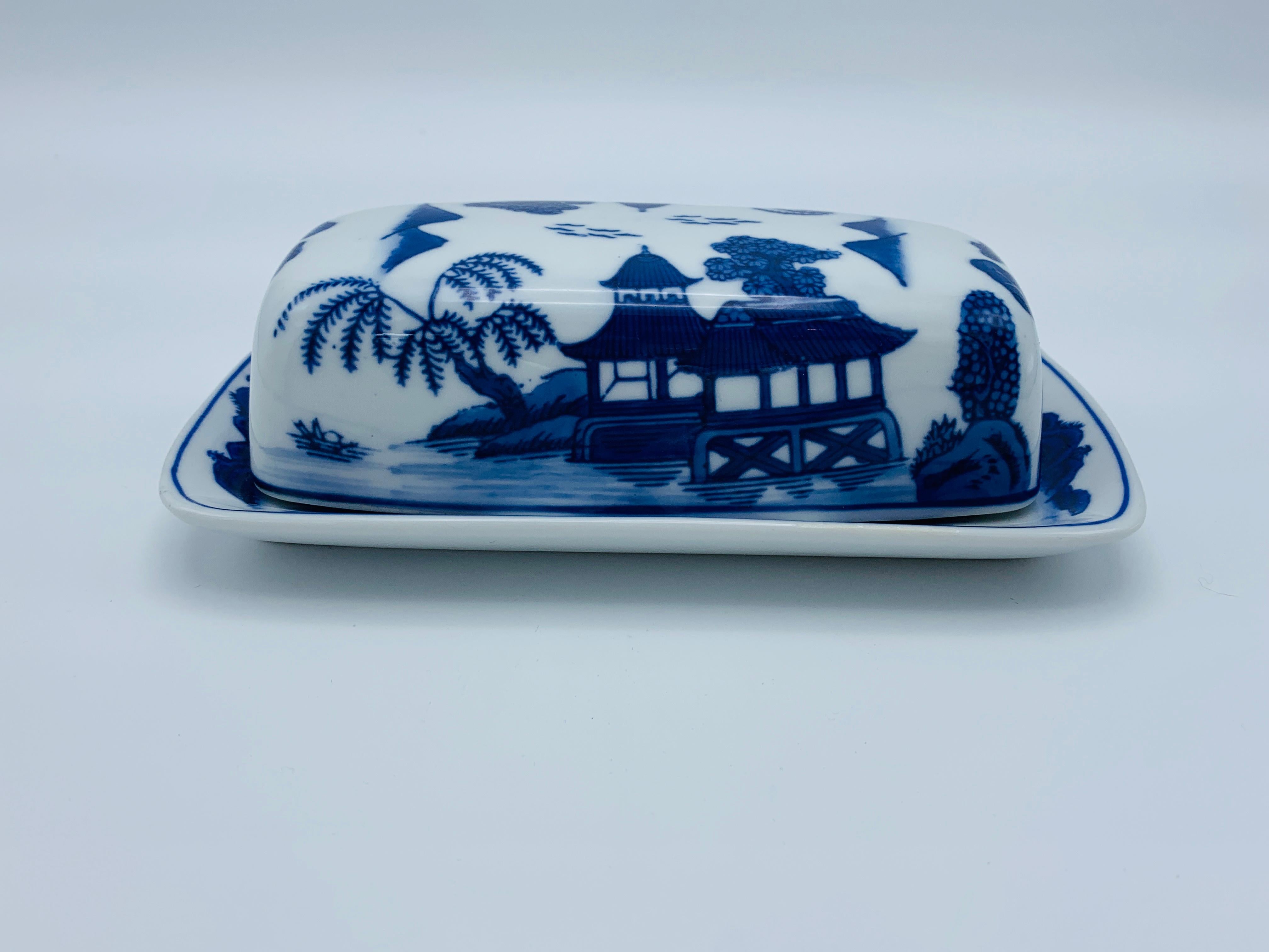 Chinoiserie 1980s Blue and White 'Blue Willow' Butter Dish For Sale