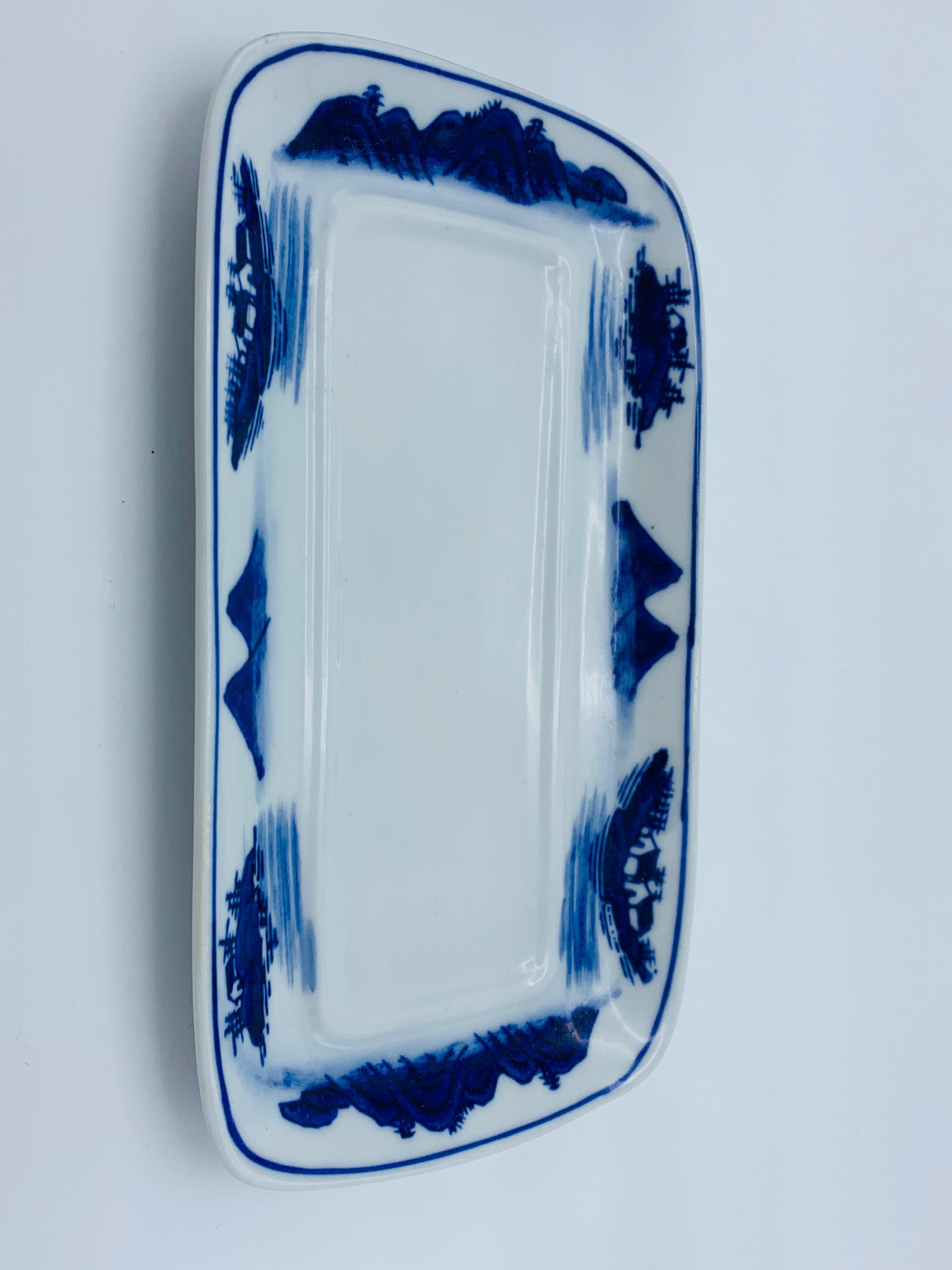 1980s Blue and White 'Blue Willow' Butter Dish In Good Condition For Sale In Richmond, VA