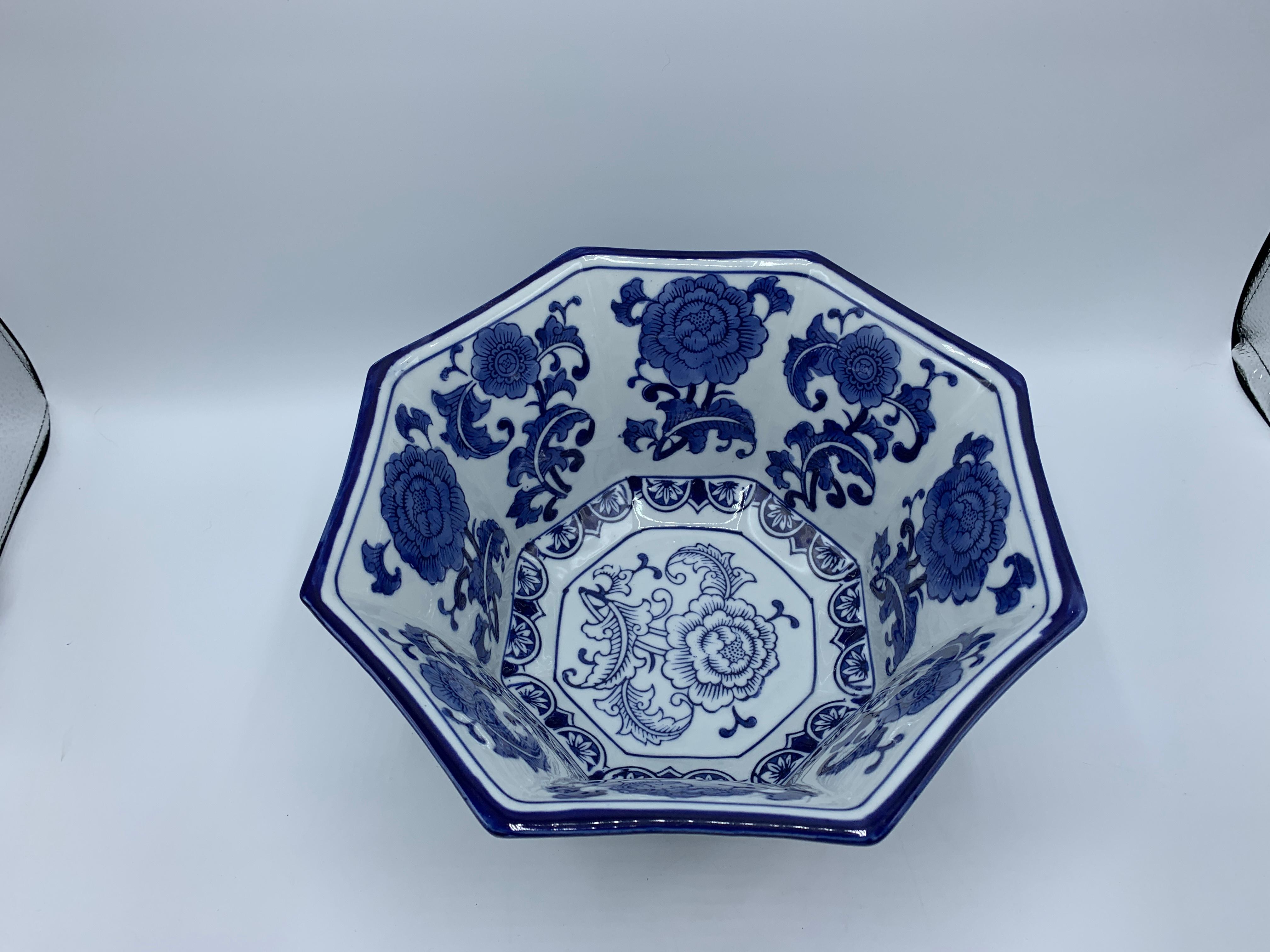 Chinoiserie 1980s Blue and White Porcelain Bowl For Sale