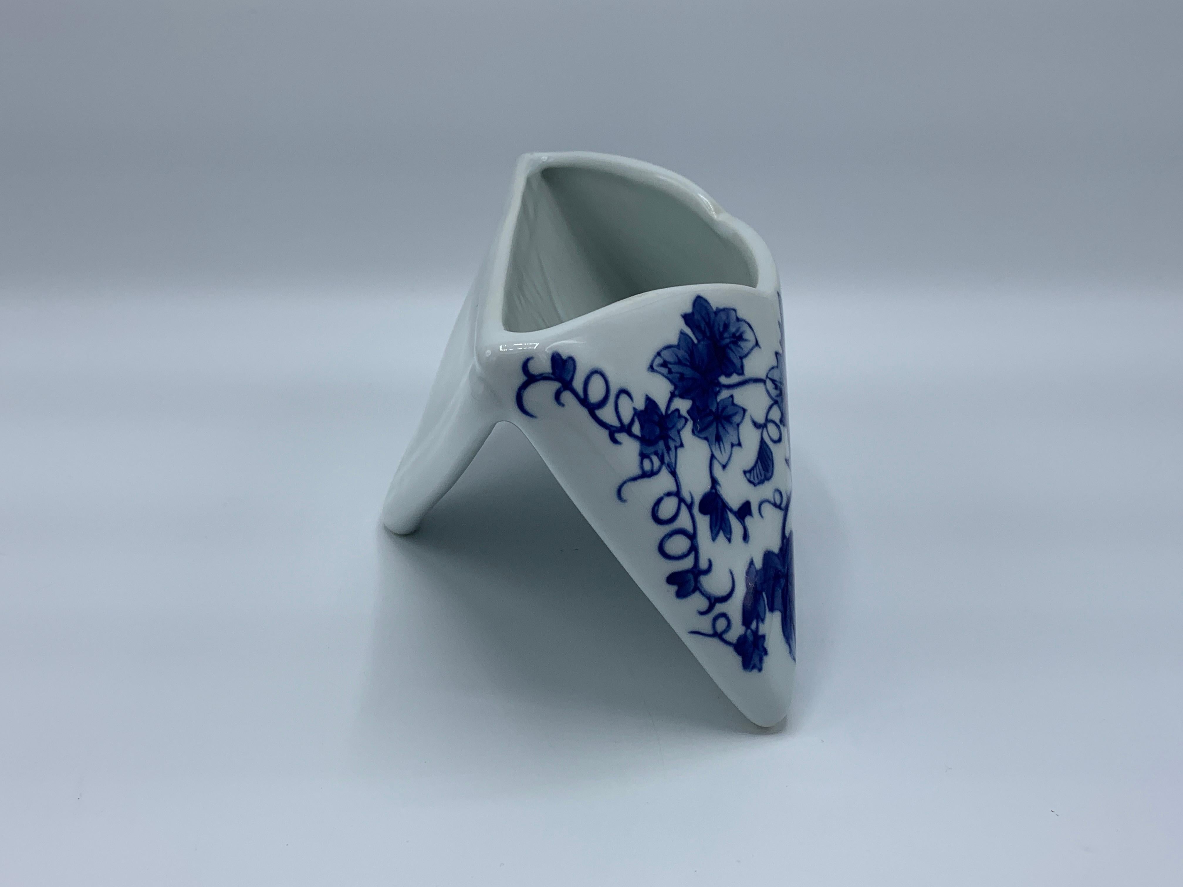 Offered is a fabulous, 1980s chinoiserie blue and white porcelain letter holder. The piece is in the shape of an envelope, with an ivy motif over the front-facing side. Heavy.